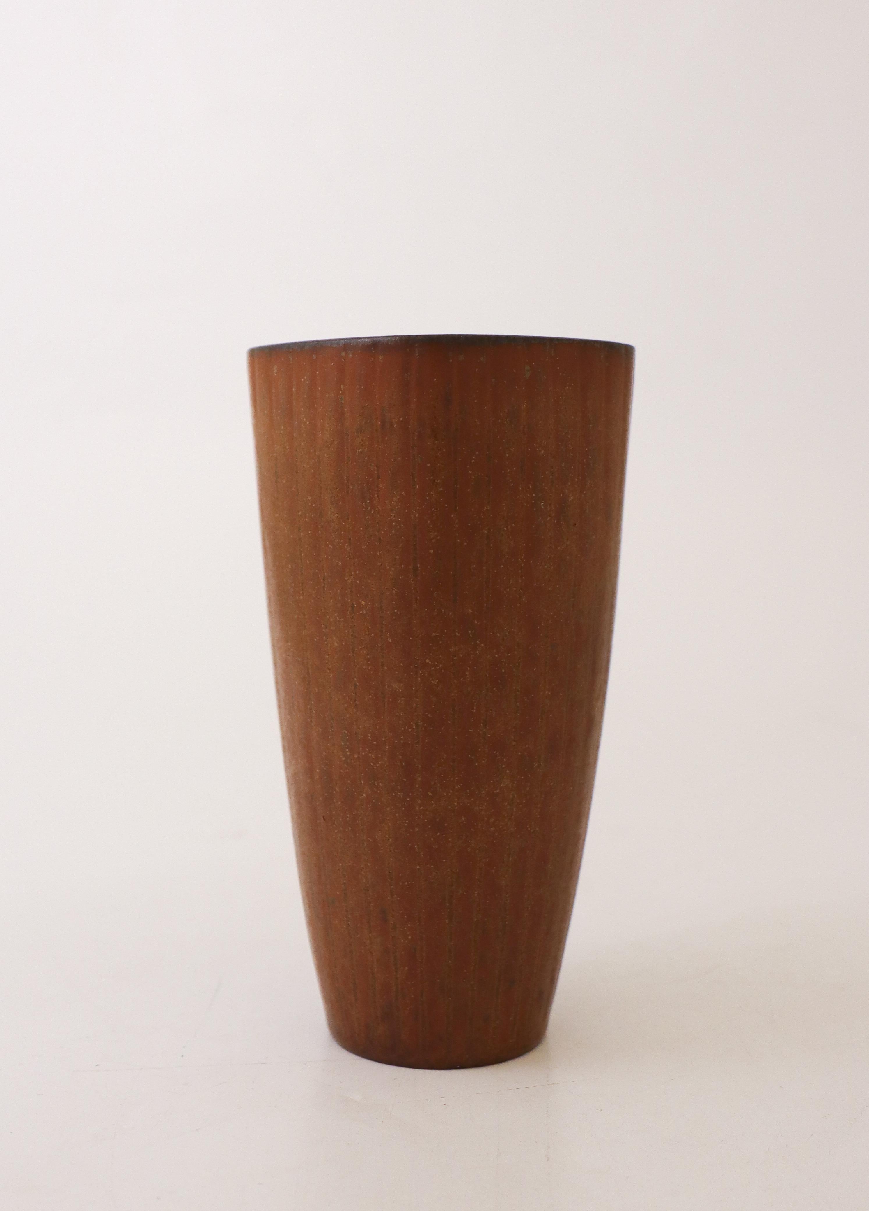 A lovely brown squared vase designed by Gunnar Nylund at Rörstrand, the vase is 15 cm (6