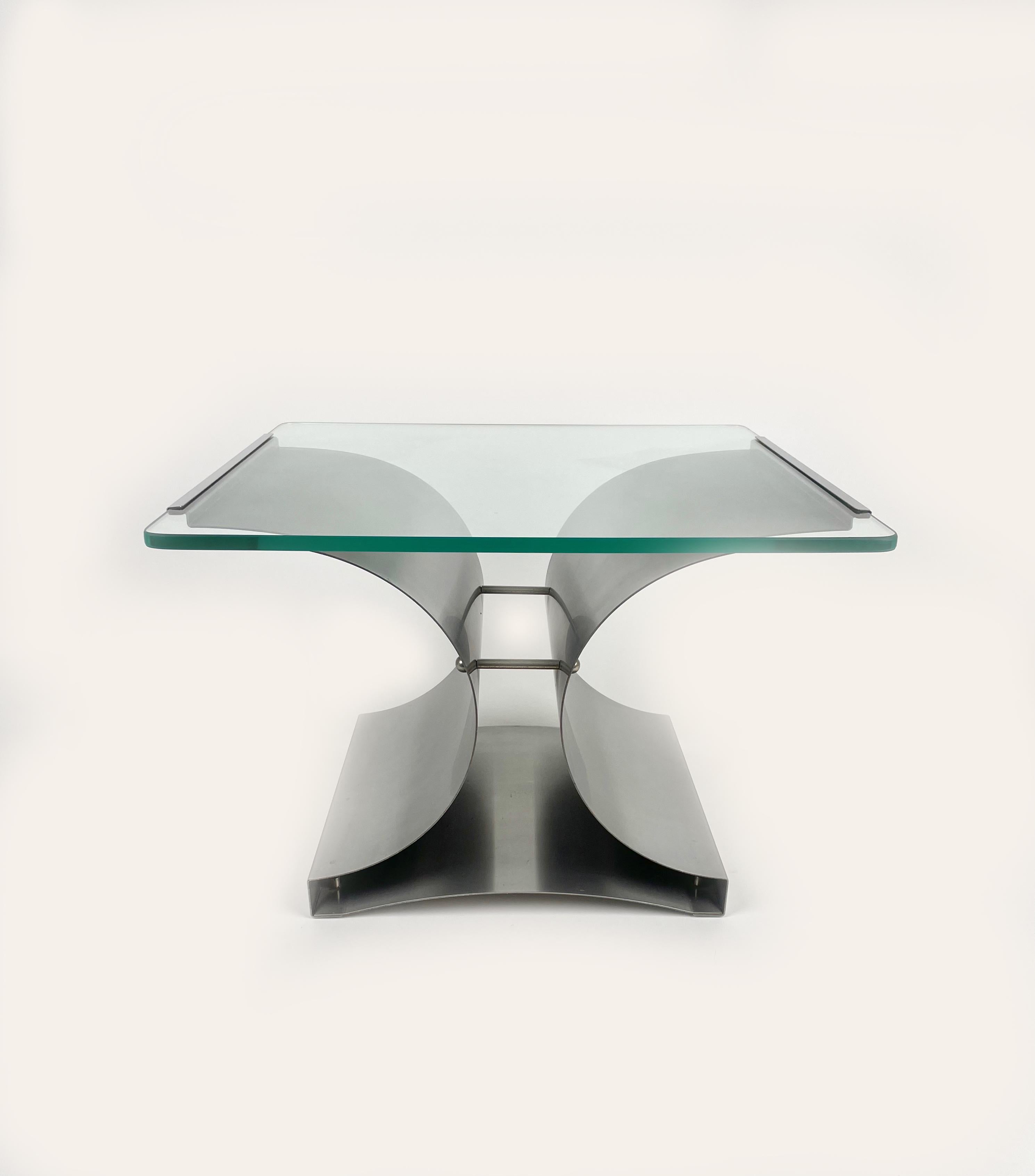 Midcentury squared coffee table / side table in curved brushed steel and glass by Francois Monnet.

Made in France in the 1970s.
  