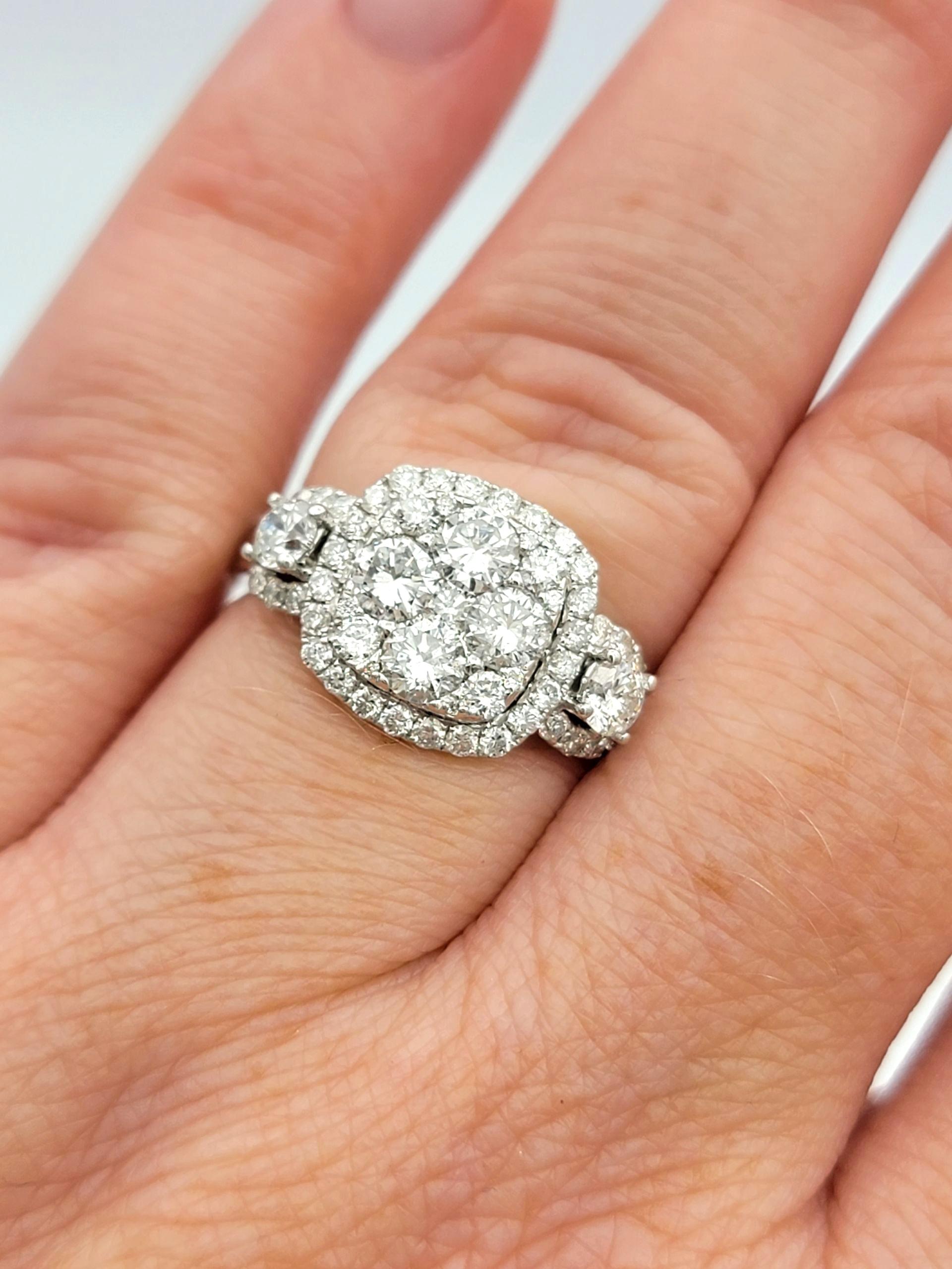 Anello Cocktail con cluster di diamanti squadrati e aureola in oro bianco 14 carati in vendita 4