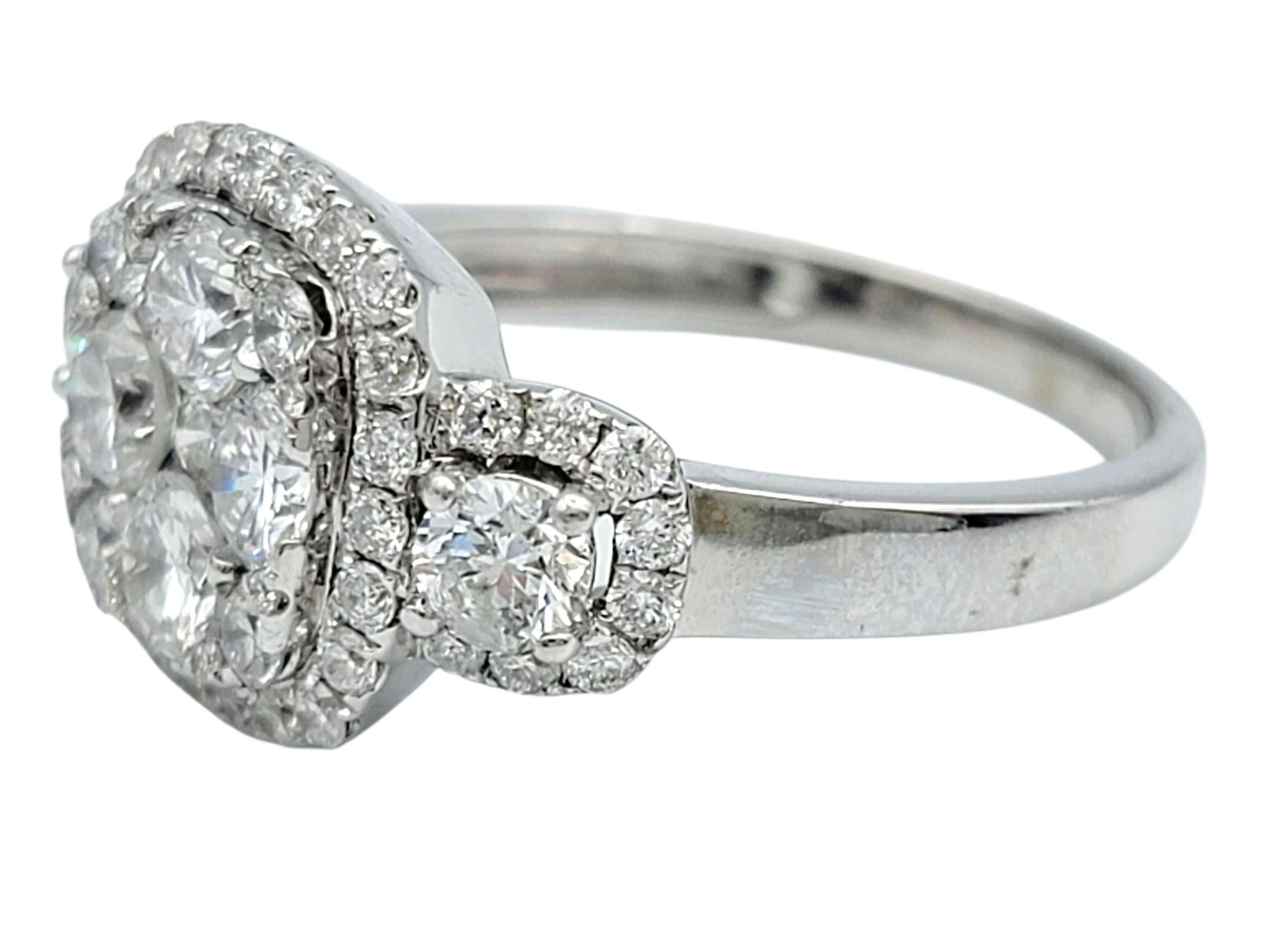 Anello Cocktail con cluster di diamanti squadrati e aureola in oro bianco 14 carati In condizioni buone in vendita a Scottsdale, AZ