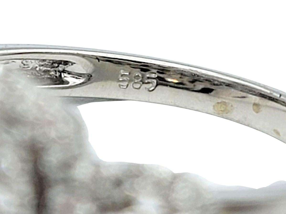 Anello Cocktail con cluster di diamanti squadrati e aureola in oro bianco 14 carati in vendita 2