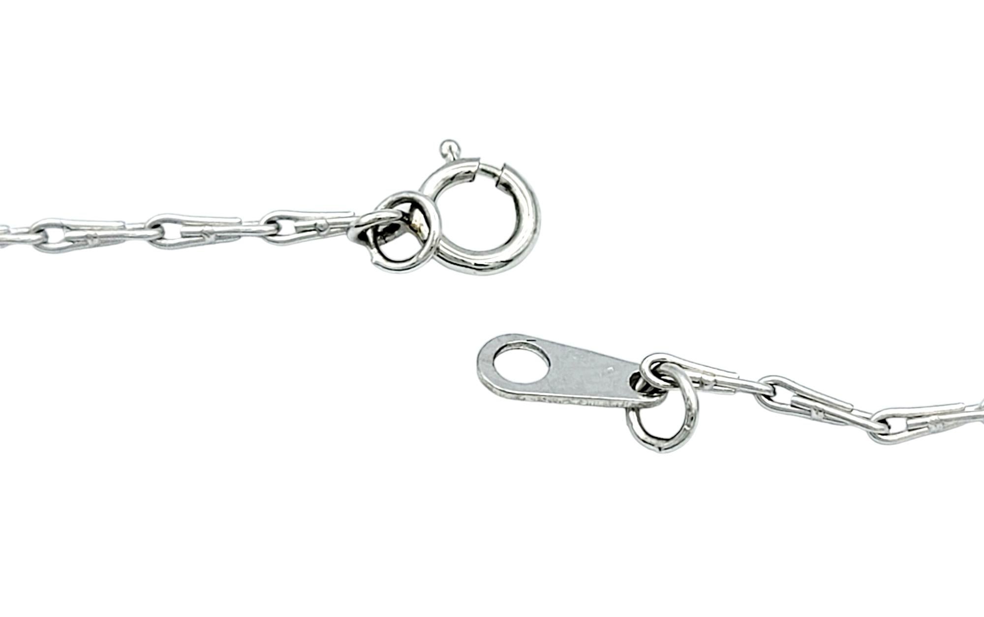 Collier pendentif carré avec halo et chaîne à maillons en platine poli en vente 3