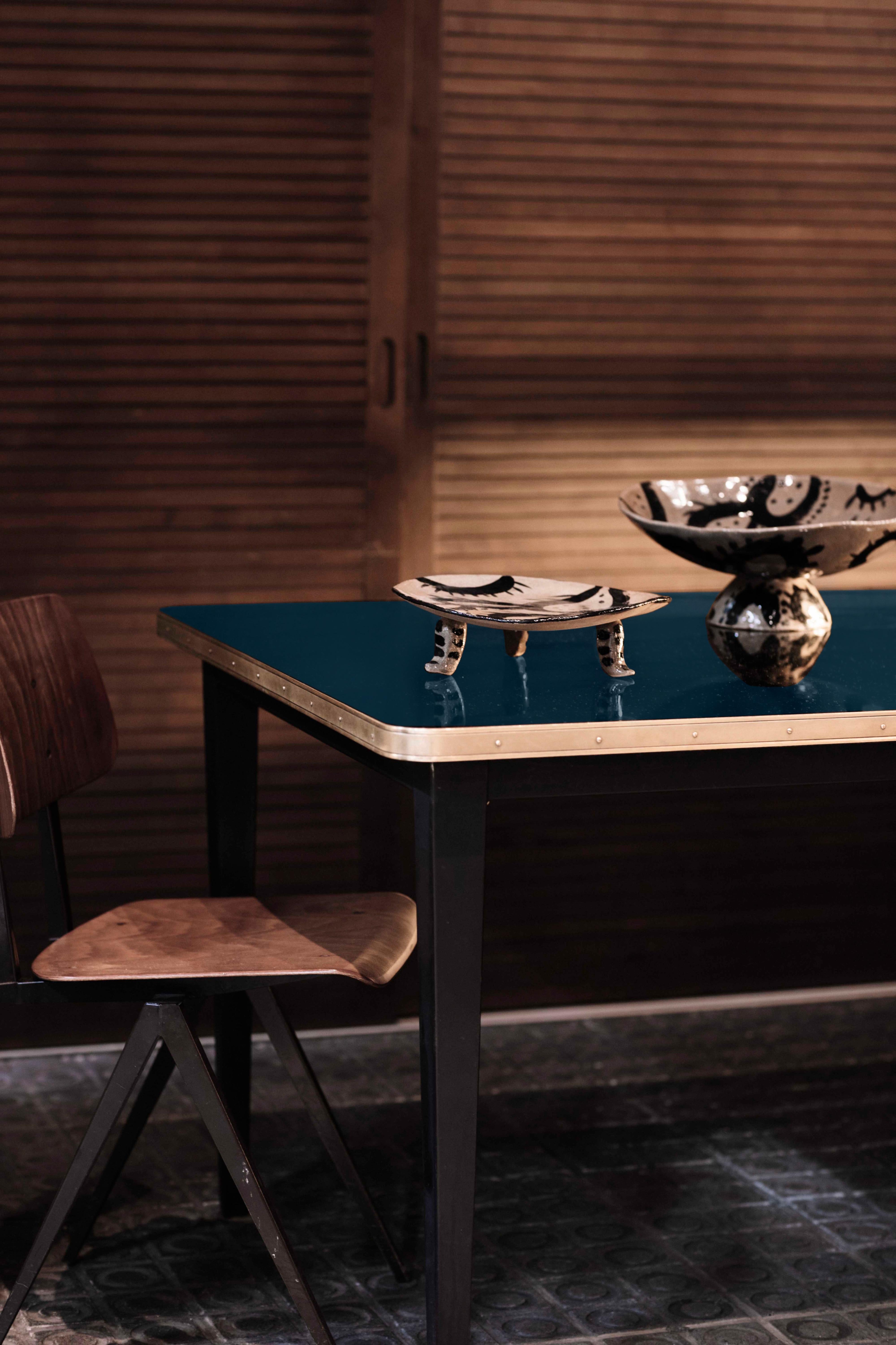 Table de salle à manger carrée, plateau brillant, laiton, pieds coniques noirs, Diamond Black - M en vente 2