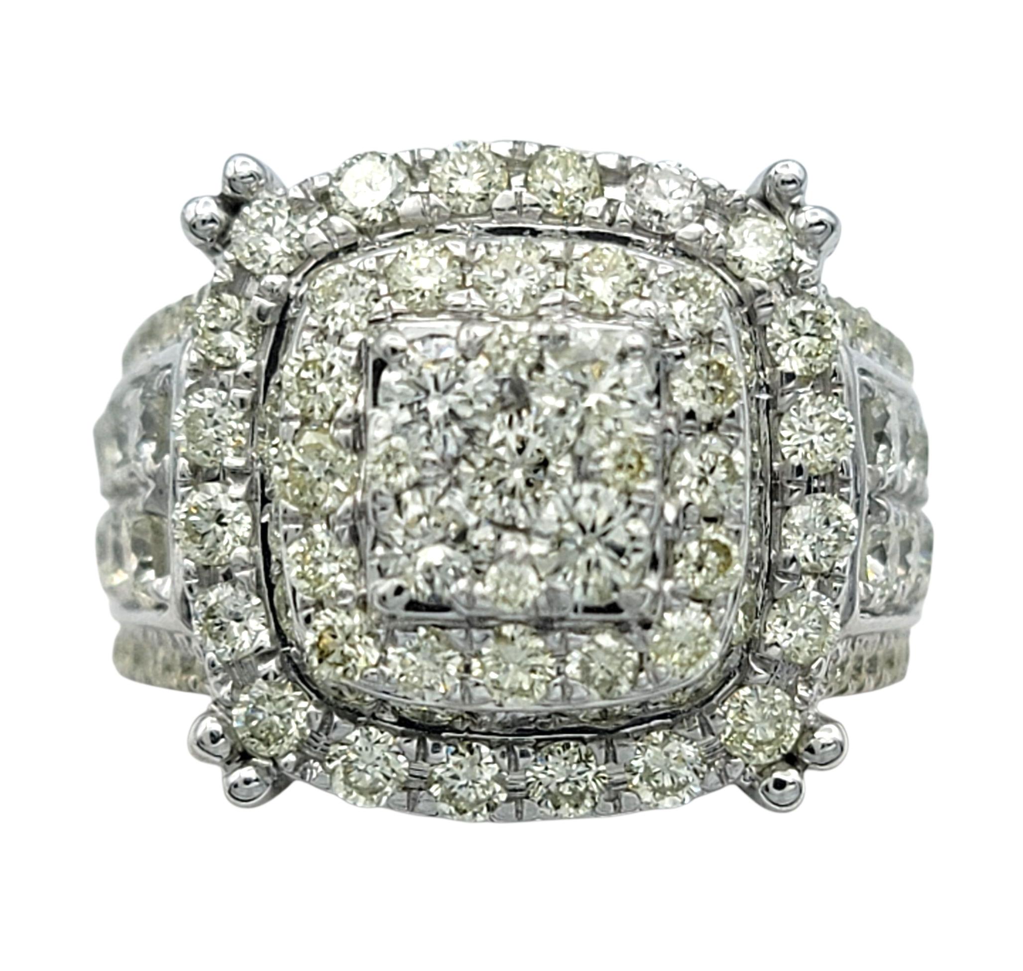 Dieser elegante Diamantring besticht durch zeitlose Brillanz und raffinierte Handwerkskunst. In seinem Zentrum sind runde Diamanten im Brillantschliff kunstvoll zu einem fesselnden, quadratischen Cluster angeordnet, der aus jedem Blickwinkel Licht