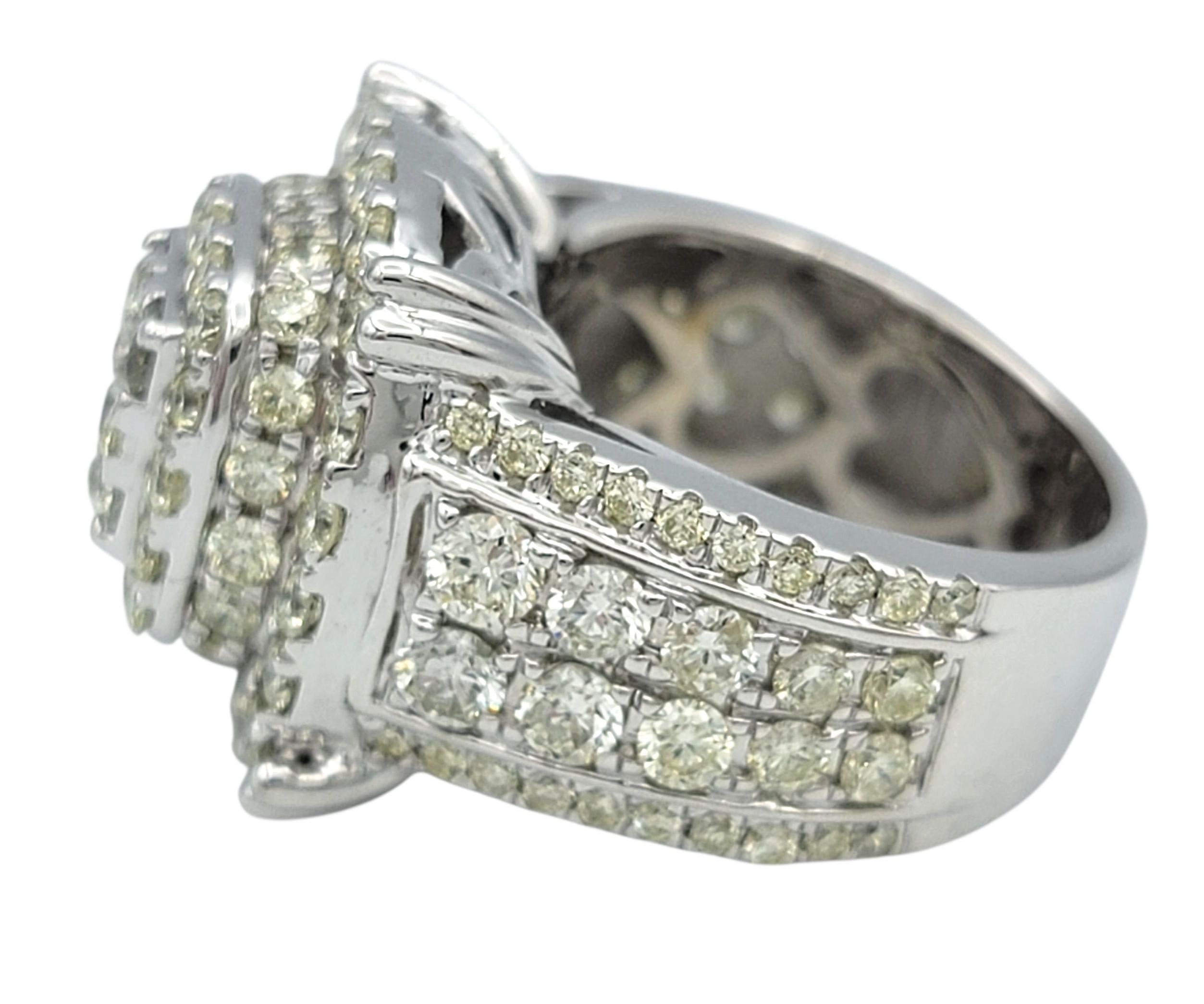 Quadratischer Doppel-Diamant-Halo-Cluster-Cocktailring aus 14 Karat Weißgold im Zustand „Gut“ im Angebot in Scottsdale, AZ