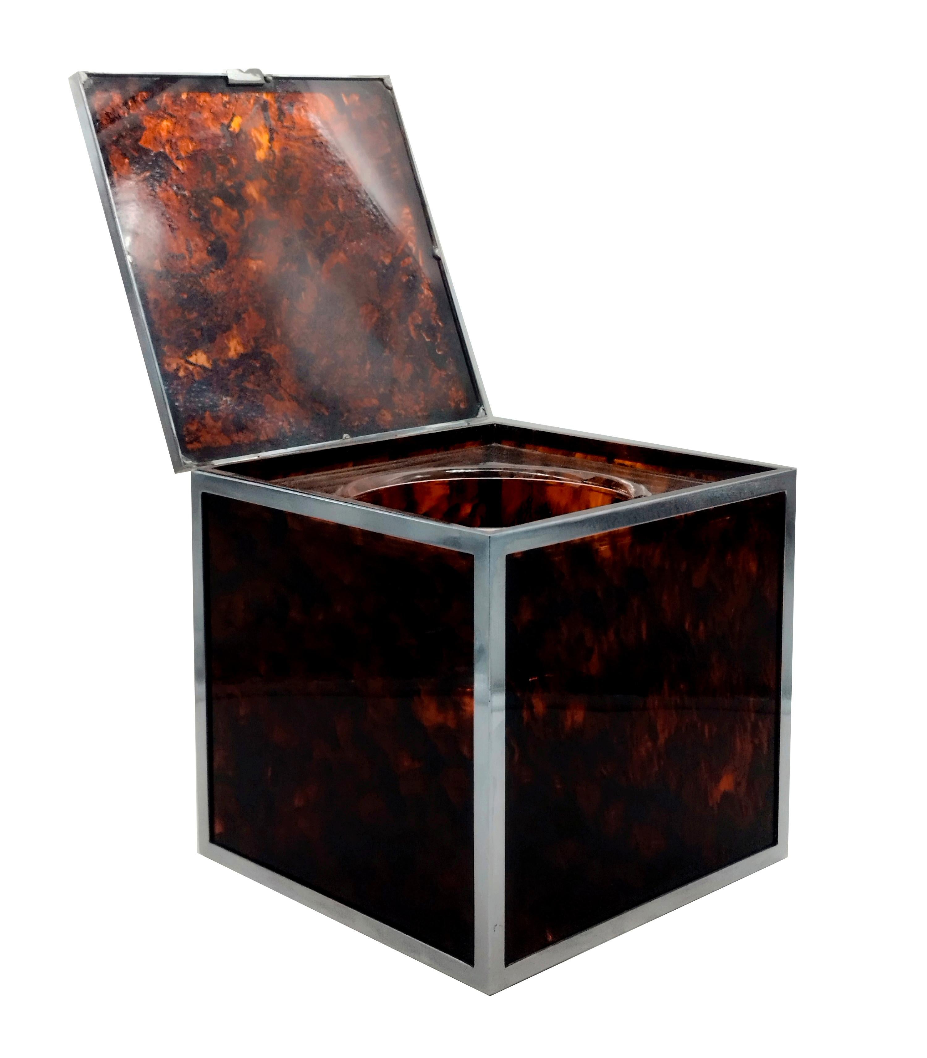 Cubic ice bucket in tortoiseshell-effect acrylic with chrome edges in the Christian Dior style. Made in Italy in the 1970s.