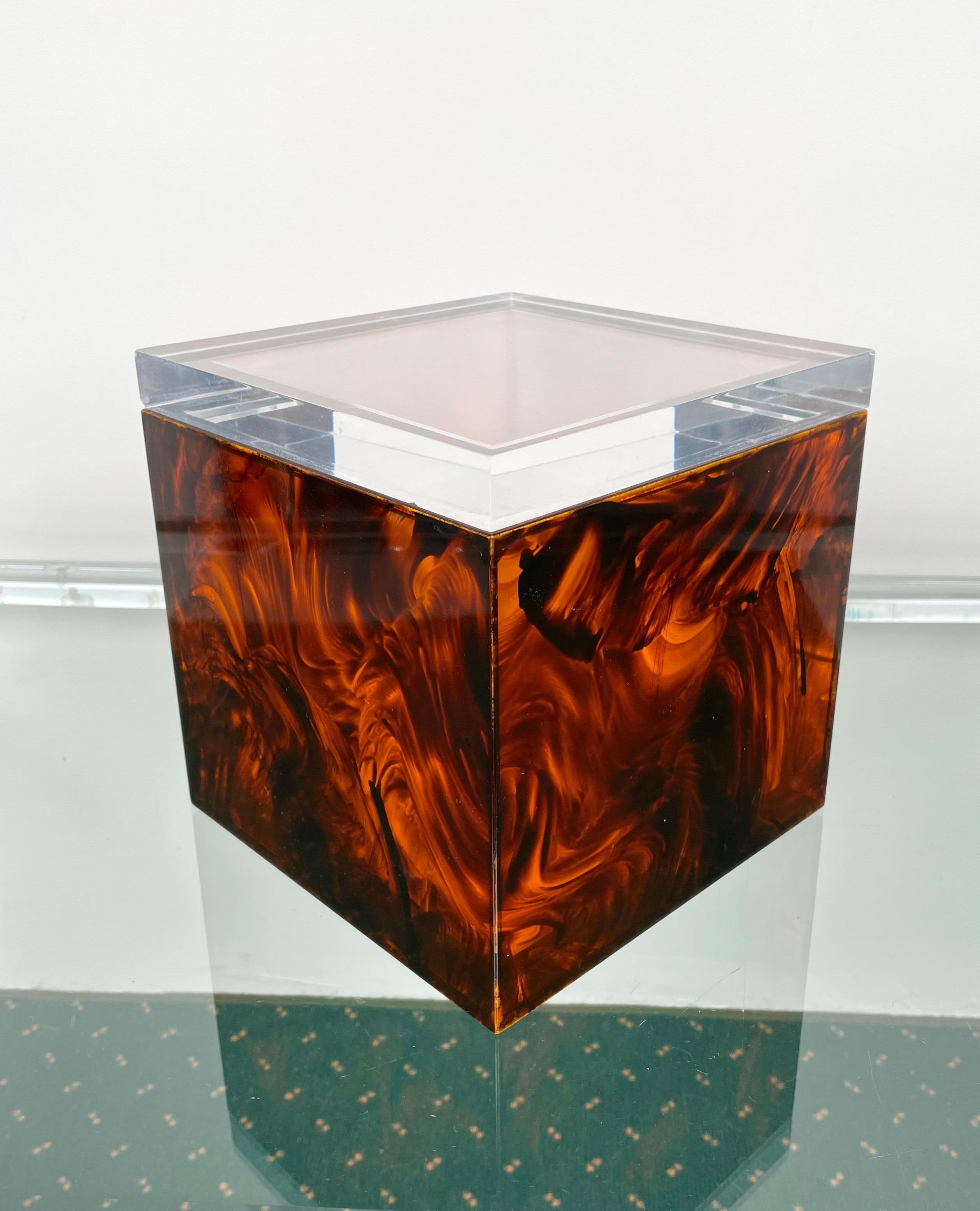 Squared ice bucket in tortoiseshell-effect Lucite with transparent cover made in Italy in the 1970s.