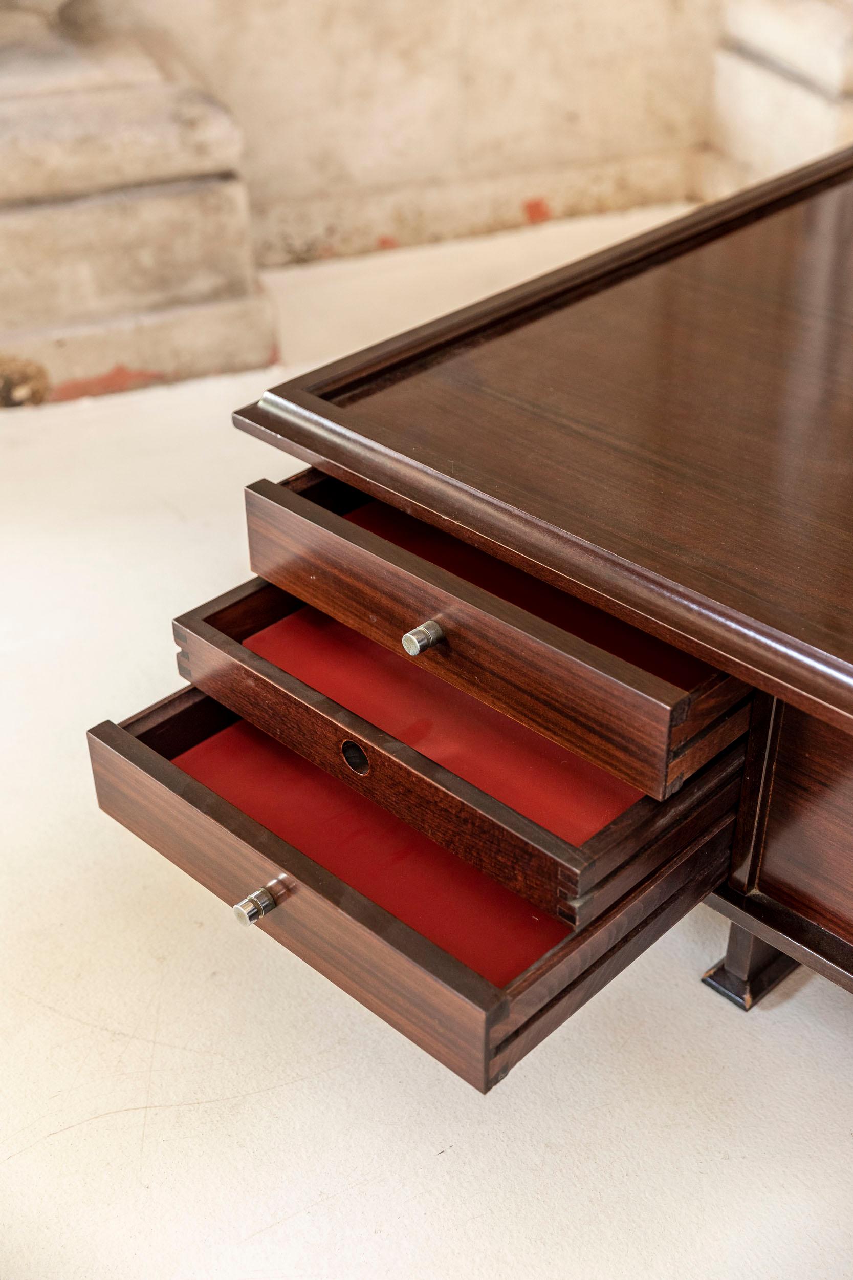 Italienischer Couchtisch aus der Mitte des Jahrhunderts, Saporiti zugeschrieben (Holz) im Angebot