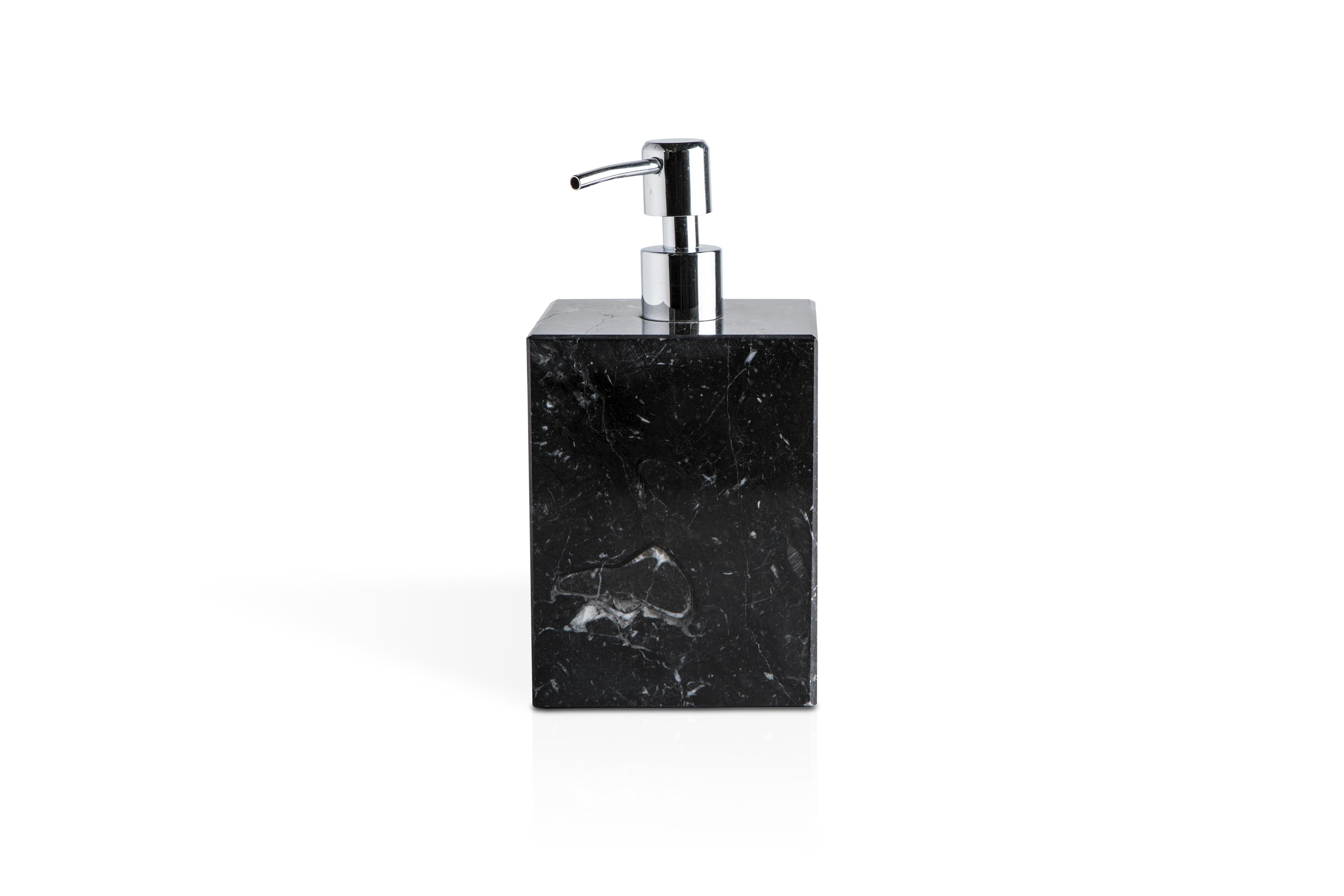 Ein quadratisches Set für das Badezimmer aus schwarzem Marquina-Marmor, bestehend aus: einem Seifenspender (9 x 9 x 19 cm), einer Seifenschale (10 x 13 x 2 cm), einem Zahnbürstenhalter (8,5 x 8,5 x 12 cm), einem Dosenhalter mit Deckel (9,5 x 9,5 x