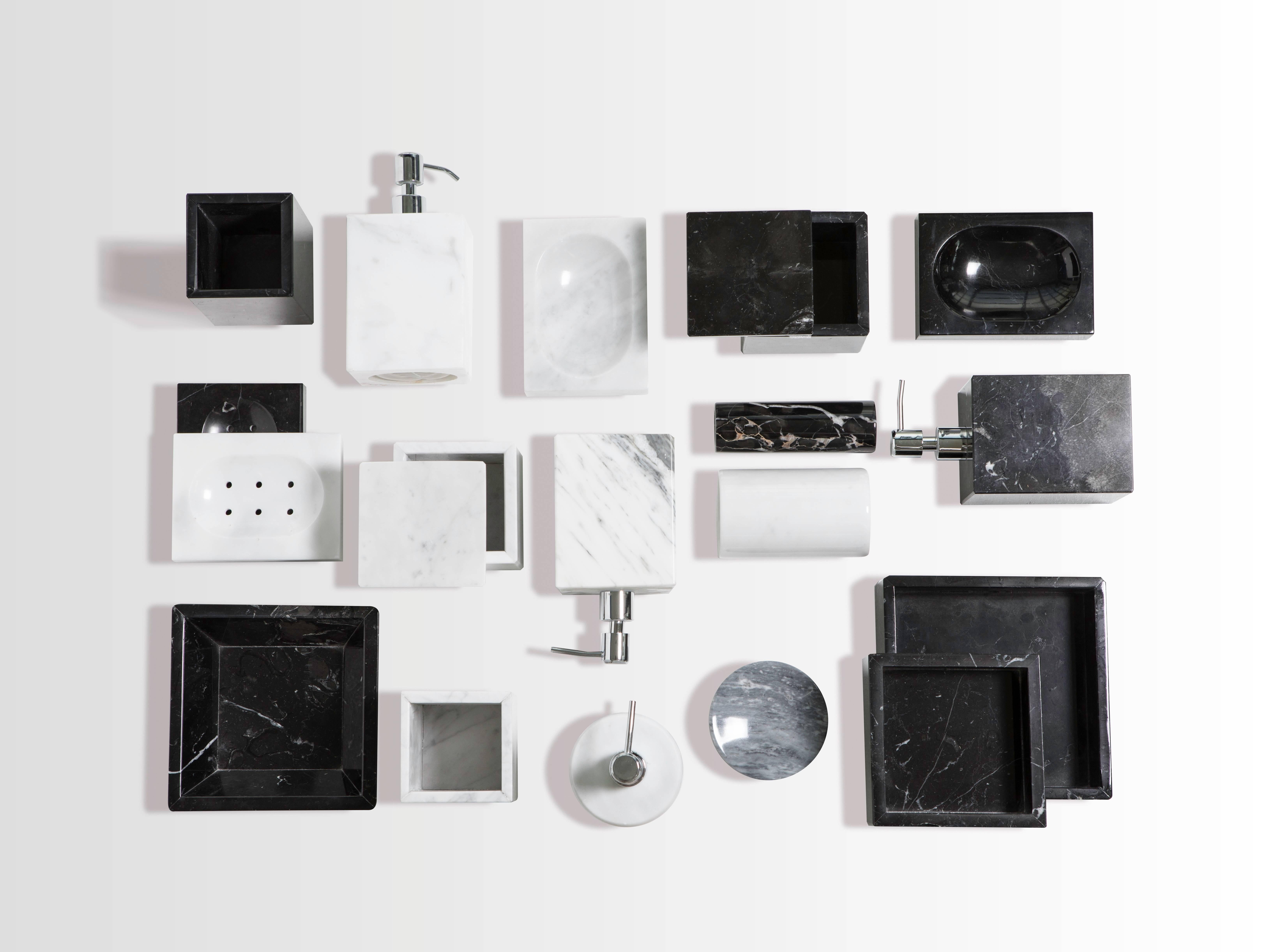 Conjunto Cuadrado Artesanal para Baño en Mármol Negro Marquina Siglo XXI y contemporáneo en venta