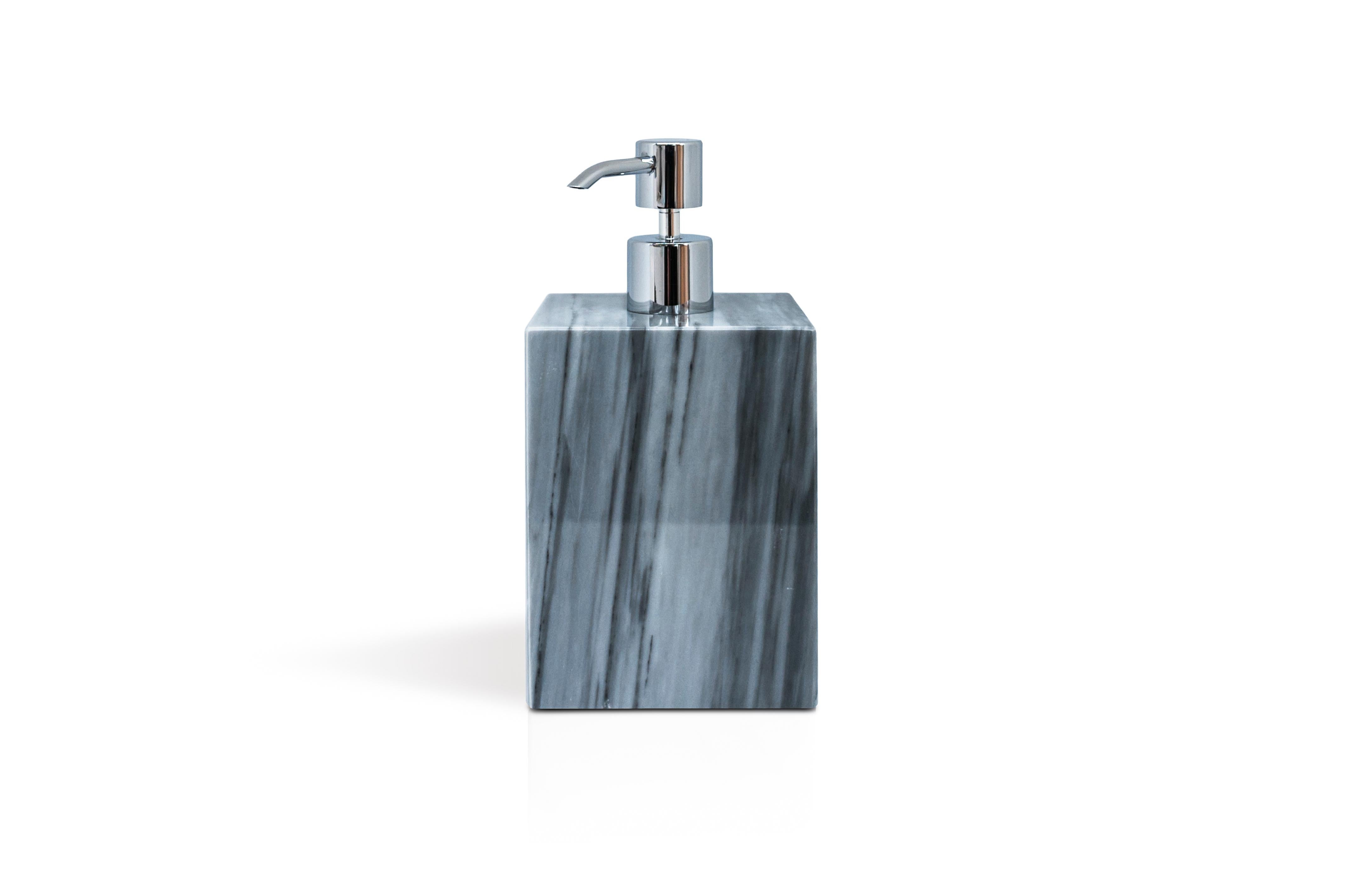 Ein quadratisches Set für das Badezimmer aus grauem Bardiglio-Marmor, bestehend aus: einem Seifenspender (9 x 9 x 19 cm), einer Seifenschale (10 x 13 x 2 cm), einem Zahnbürstenhalter (8,5 x 8,5 x 12 cm), einem Dosenhalter mit Deckel (9,5 x 9,5 x 9,5