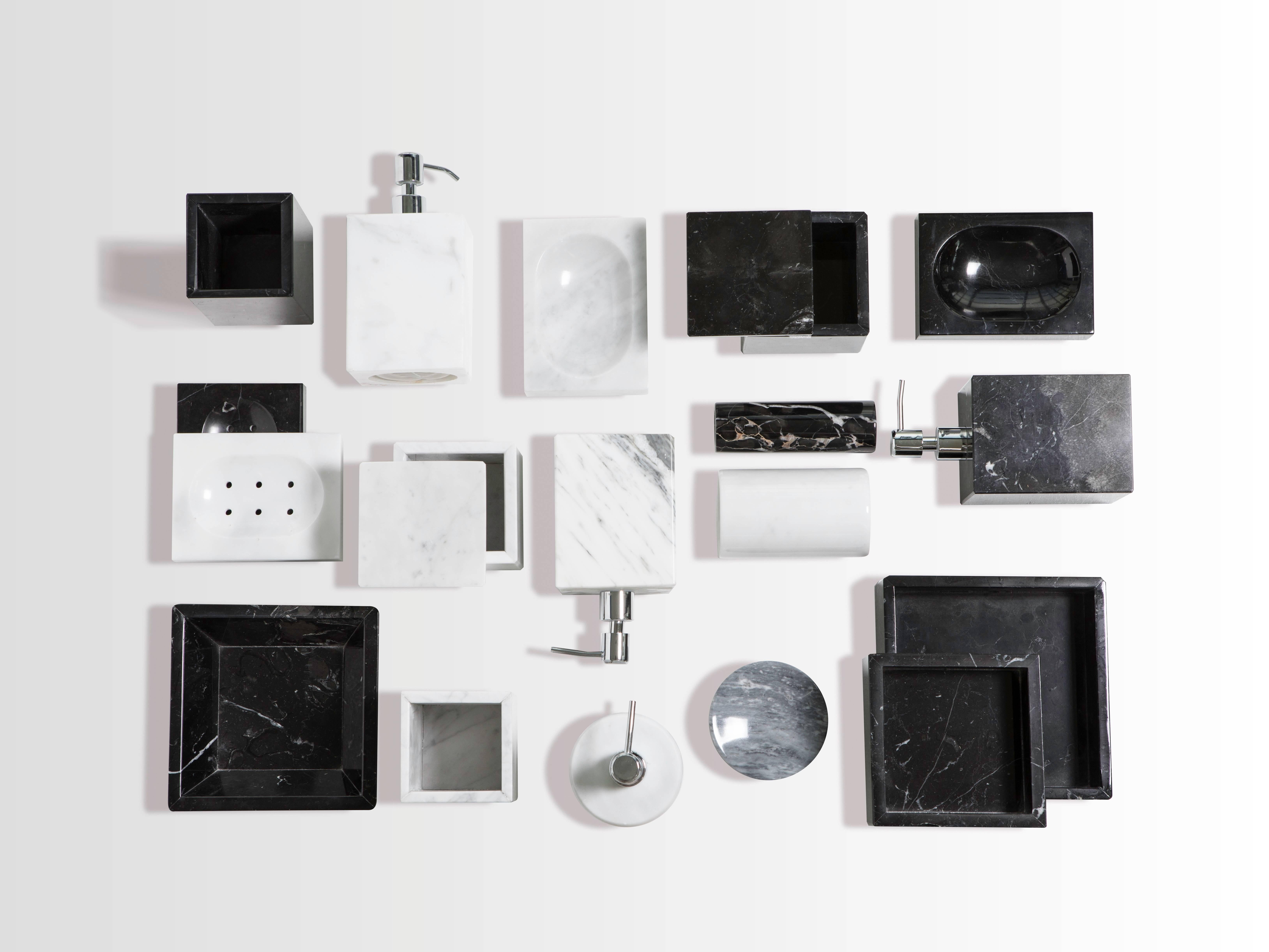 Ein quadratisches Set für das Badezimmer aus weißem Carrara-Marmor, bestehend aus: Ein Seifenspender (9 x 9 x 19 cm), eine Seifenschale (10 x 13 x 2 cm), ein Zahnbürstenhalter (8,5 x 8,5 x 12 cm), ein Dosenhalter mit Deckel (9,5 x 9,5 x 9,5