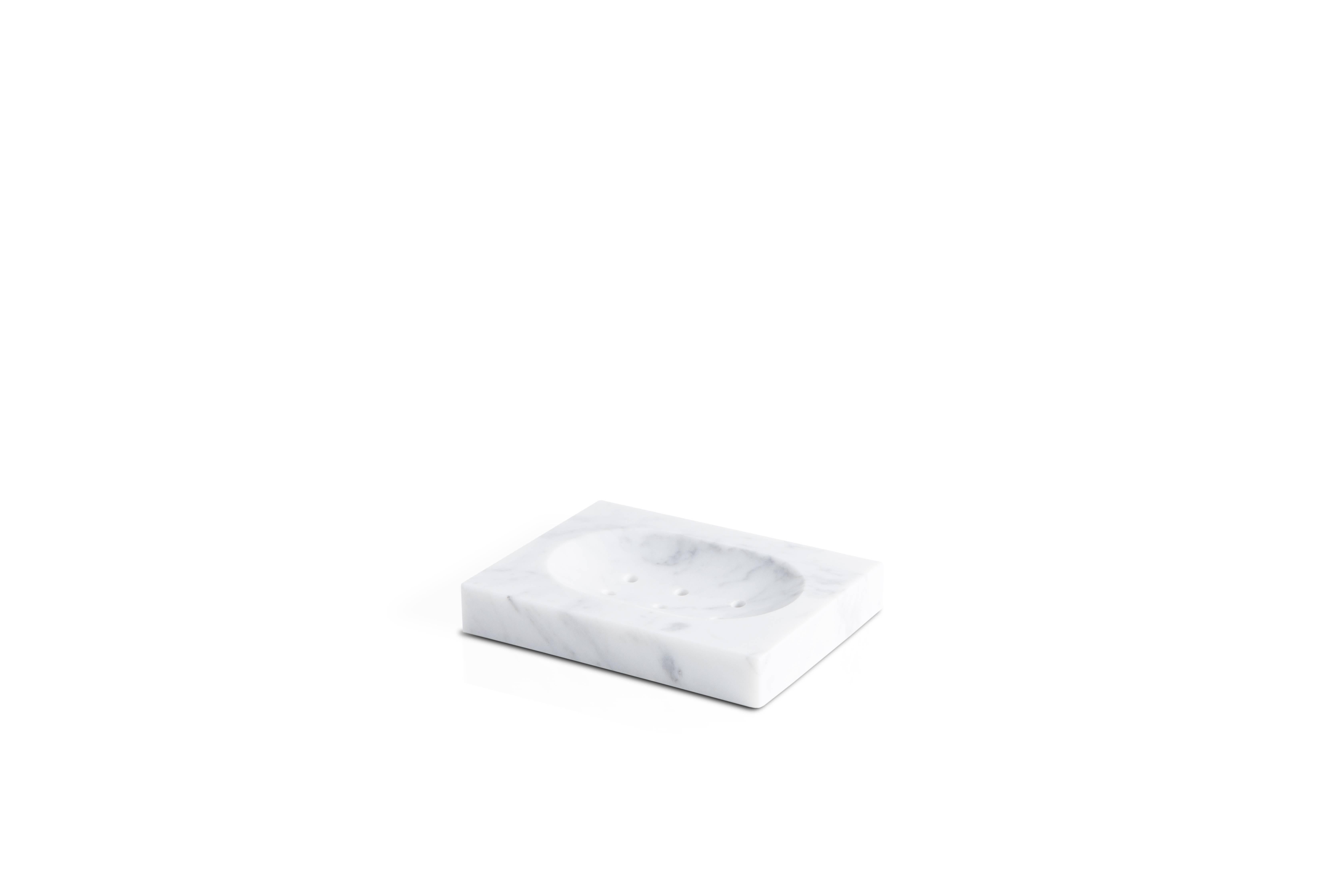 Handmade Squared Set for Bathroom in White Carrara Marble For Sale 1