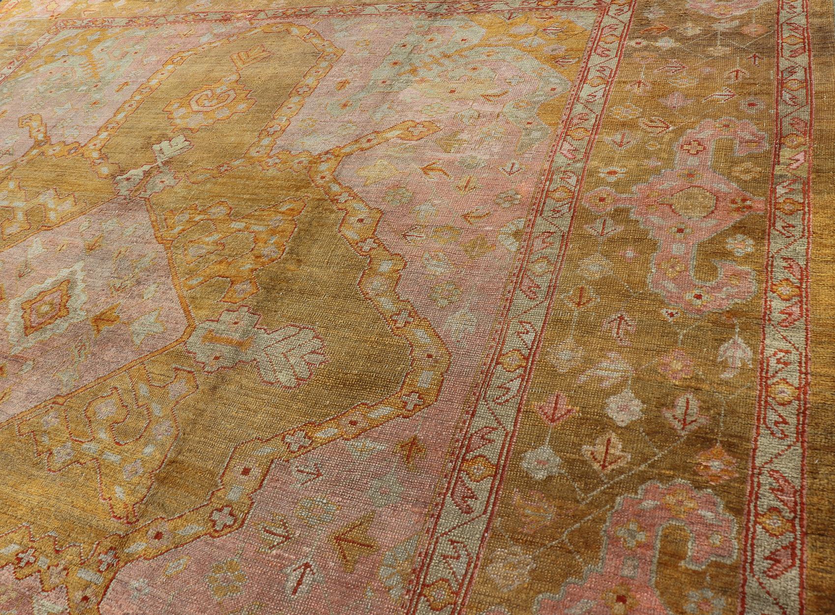 Tappeto Oushak antico di forma quadrata con colori verde oro, lavanda e rosa in vendita 3