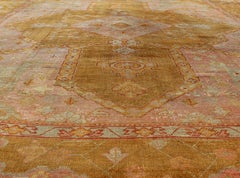Tappeto Oushak antico di forma quadrata con colori verde oro, lavanda e rosa