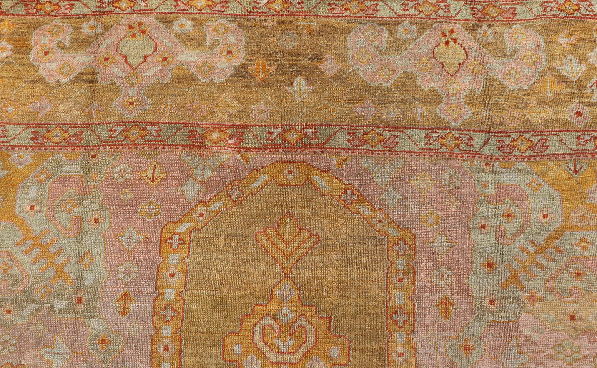 Turco Tappeto Oushak antico di forma quadrata con colori verde oro, lavanda e rosa in vendita