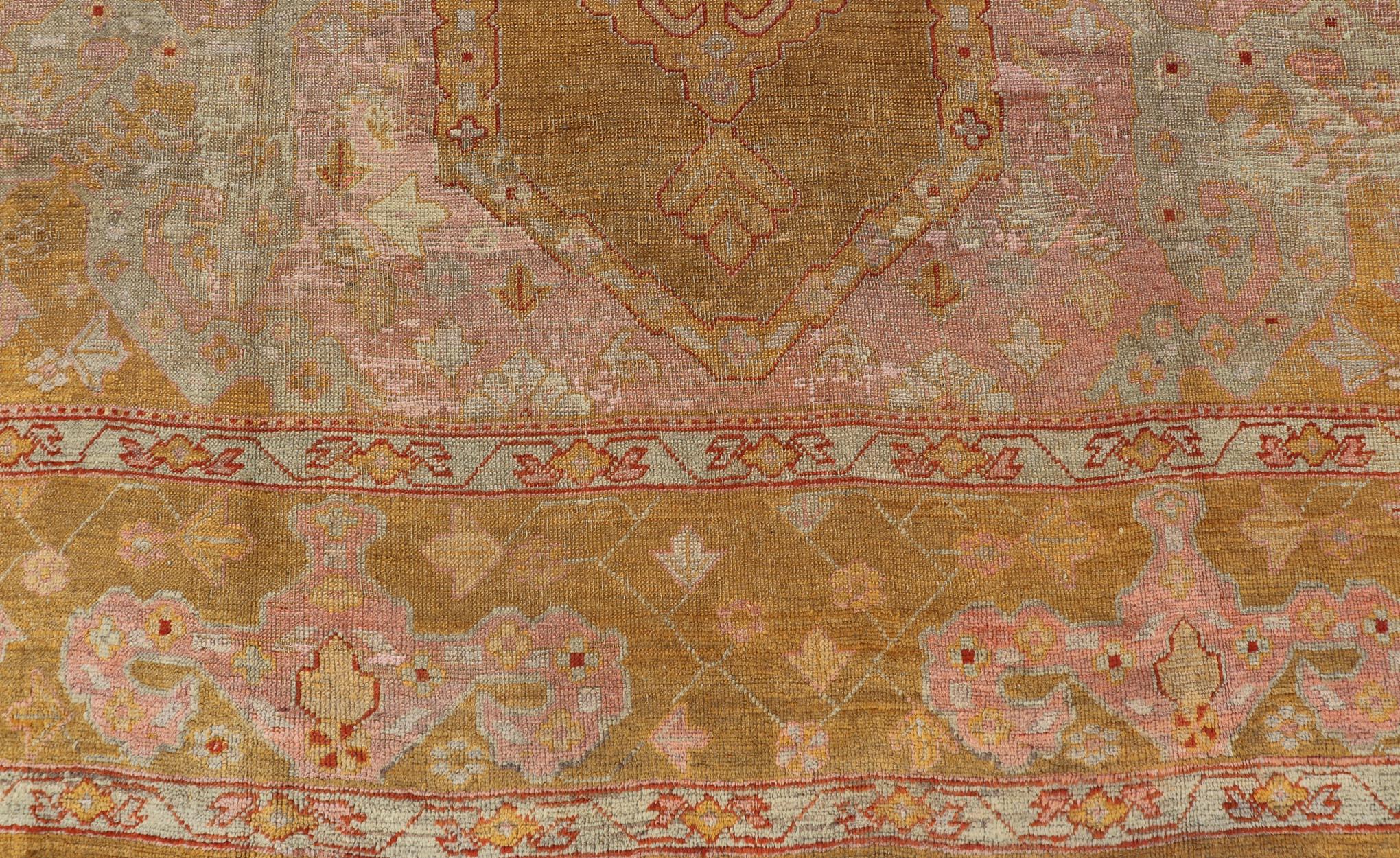 Lana Tappeto Oushak antico di forma quadrata con colori verde oro, lavanda e rosa in vendita