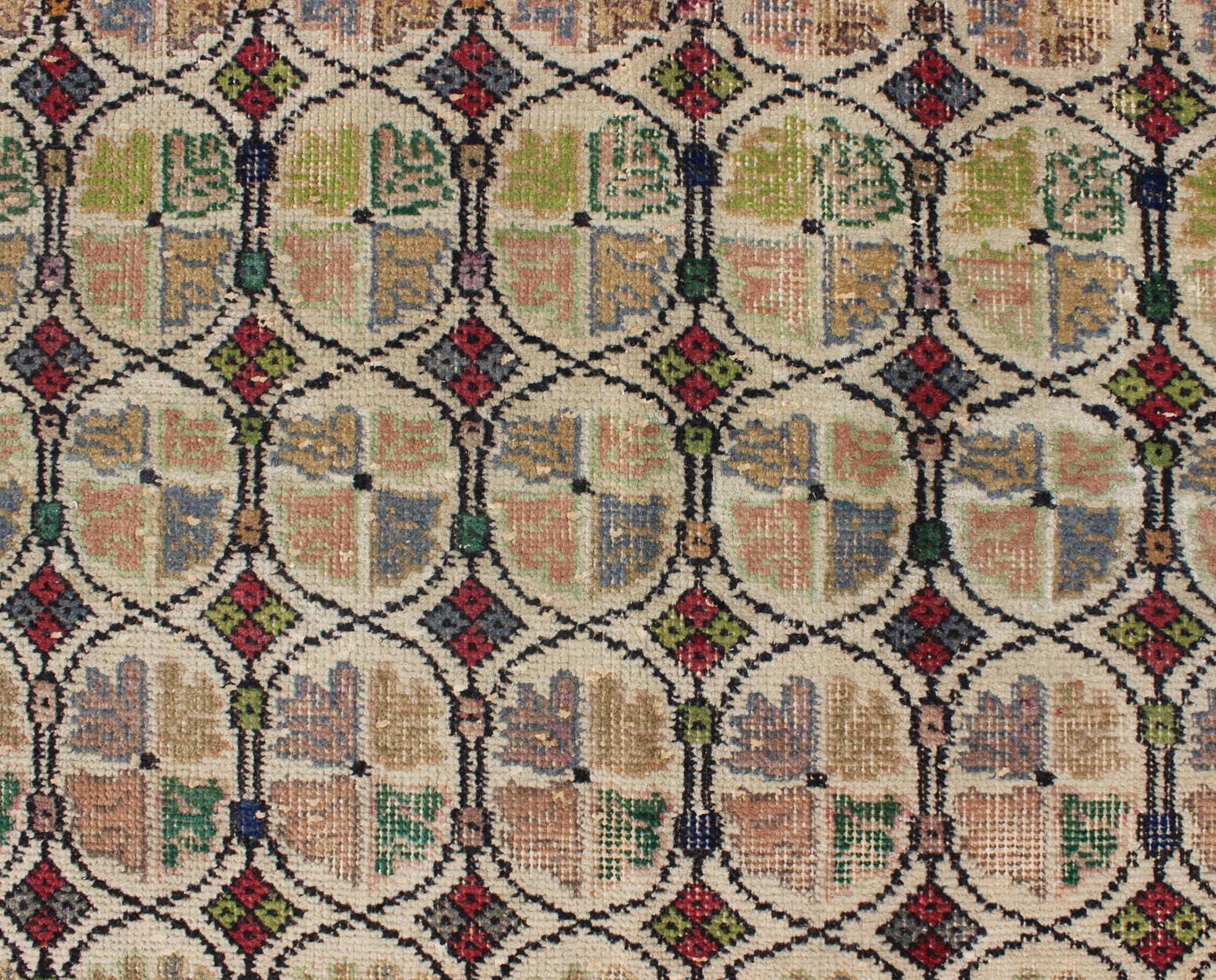 Milieu du XXe siècle Tapis carré de taille moderne du milieu du siècle dernier avec motif circulaire dans une variété de couleurs en vente