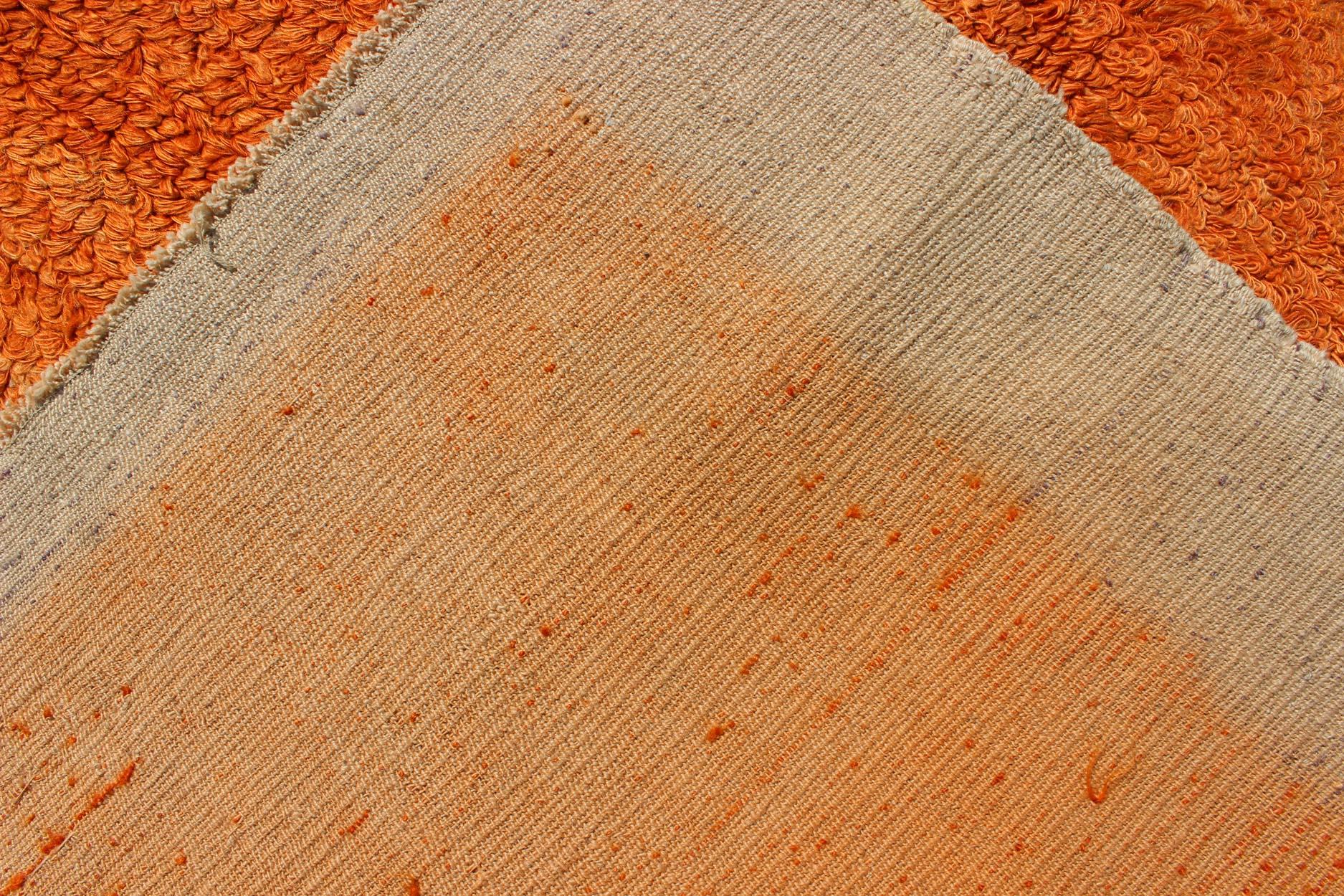 Tapis vintage Tulu à motif minimaliste en orange et taupe massif de taille carrée en vente 4
