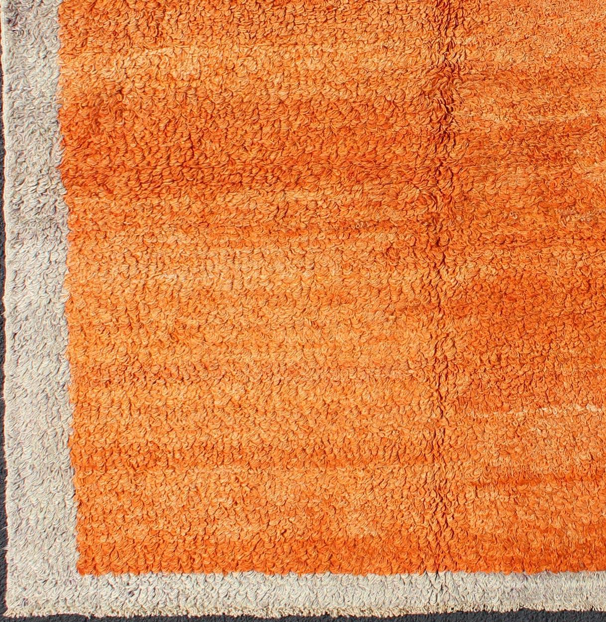 Tapis Tulu minimaliste de taille carrée dans des tons d'orange et une bordure taupe. Tapis Vintage Tulu au design minimaliste en orange et taupe unis. Keivan Woven Arts/ tapis #EN-3310, Origine/Turquie, Tapis vintage noué à la main. Tapis design