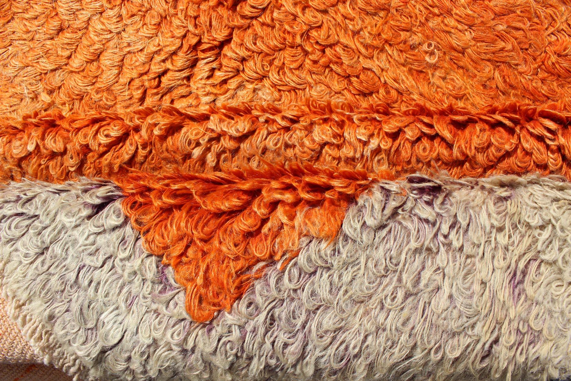 Tapis vintage Tulu à motif minimaliste en orange et taupe massif de taille carrée en vente 1