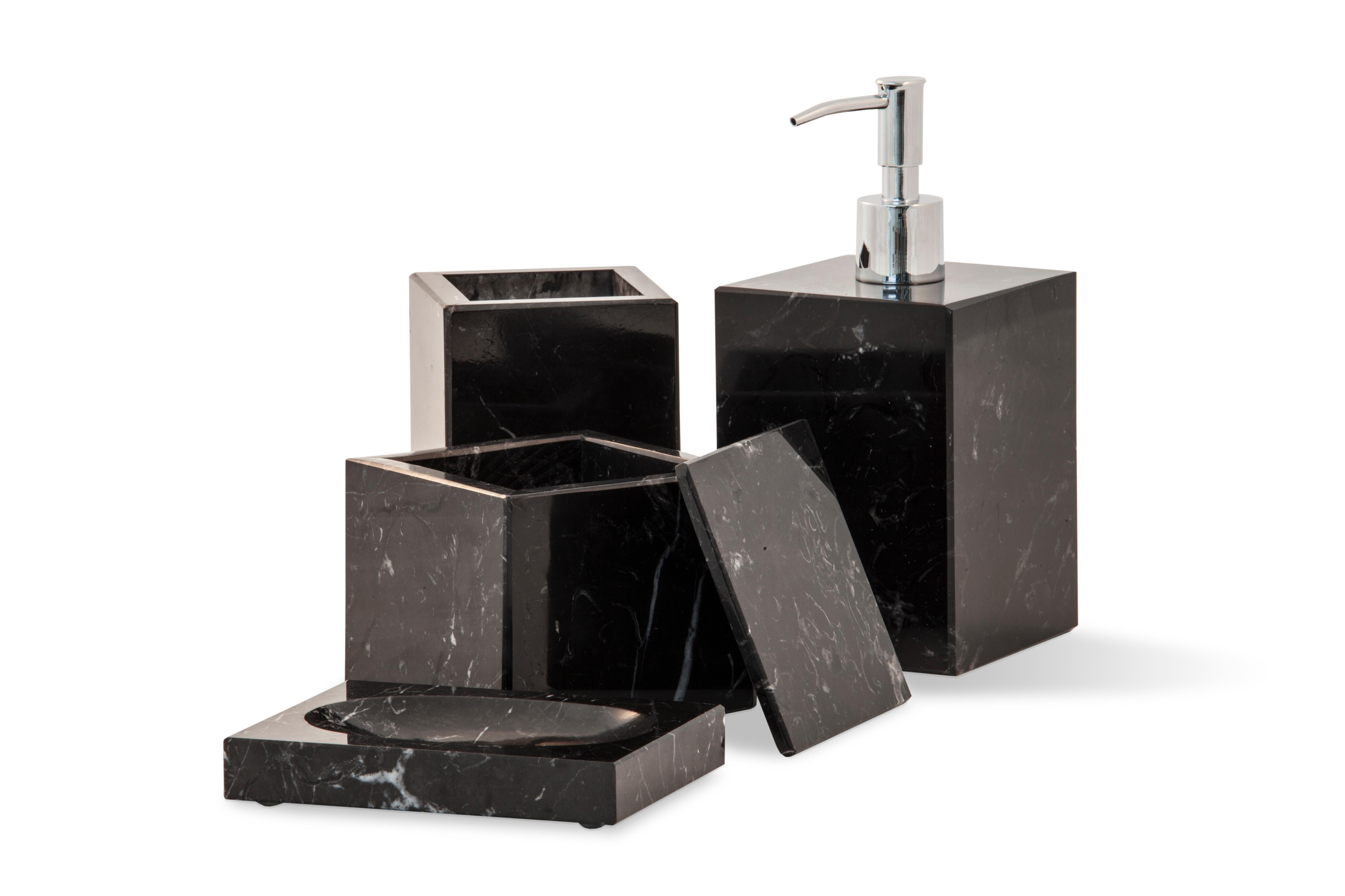 Distributeur de savon de forme carrée en marbre noir Marquina avec pompe distributrice en acier inoxydable.
Chaque pièce est en quelque sorte unique (puisque chaque bloc de marbre est différent par ses veines et ses nuances) et fabriquée à la main