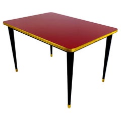 Quadratischer Esstisch, hochglänzende Platte, Messing, schwarze konische Beine, Burgunderrot, M