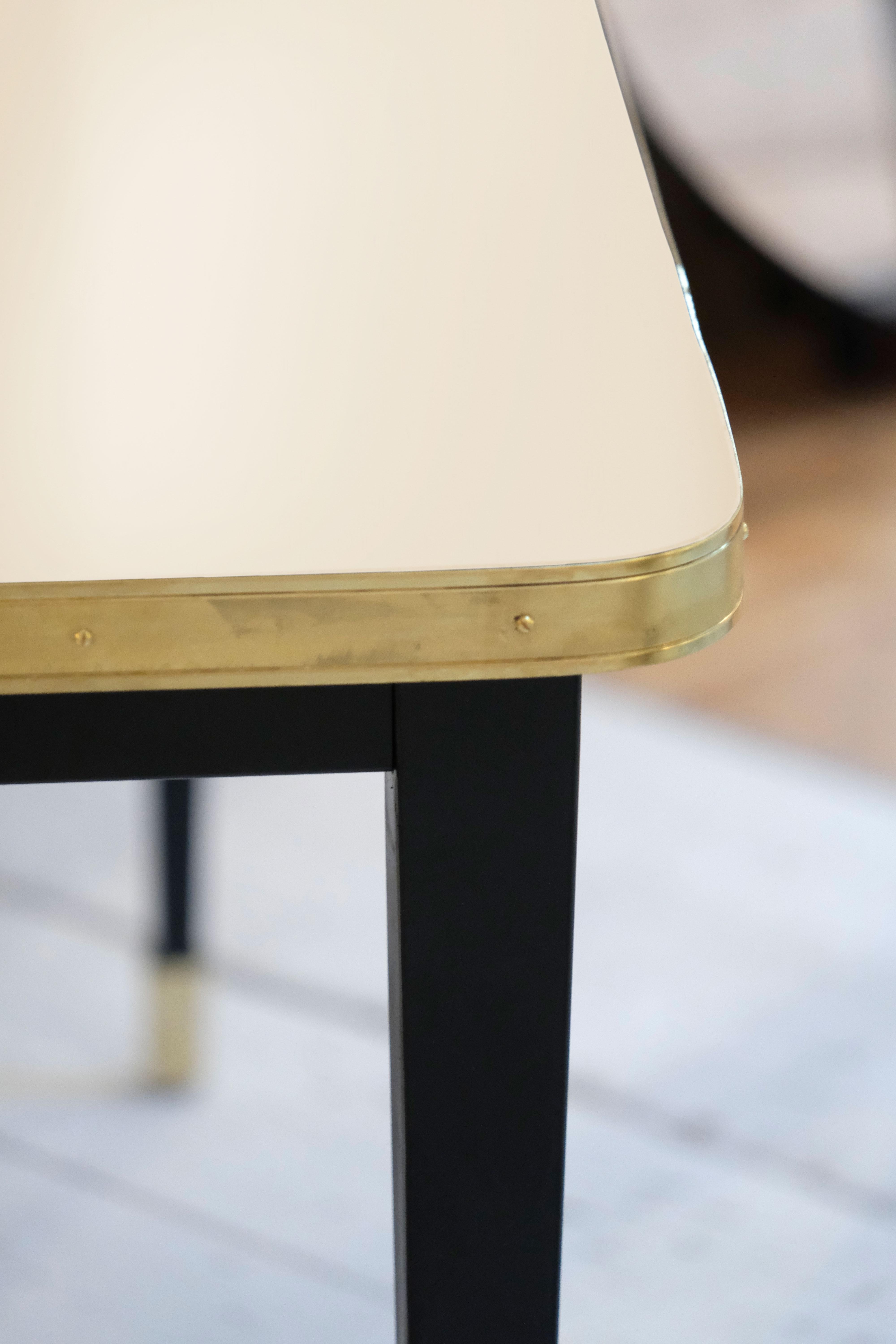 Mesa de Comedor Cuadrada, Tablero Alto Brillo, Latón, Patas Cónicas Negras, Burdeos - S Español en venta