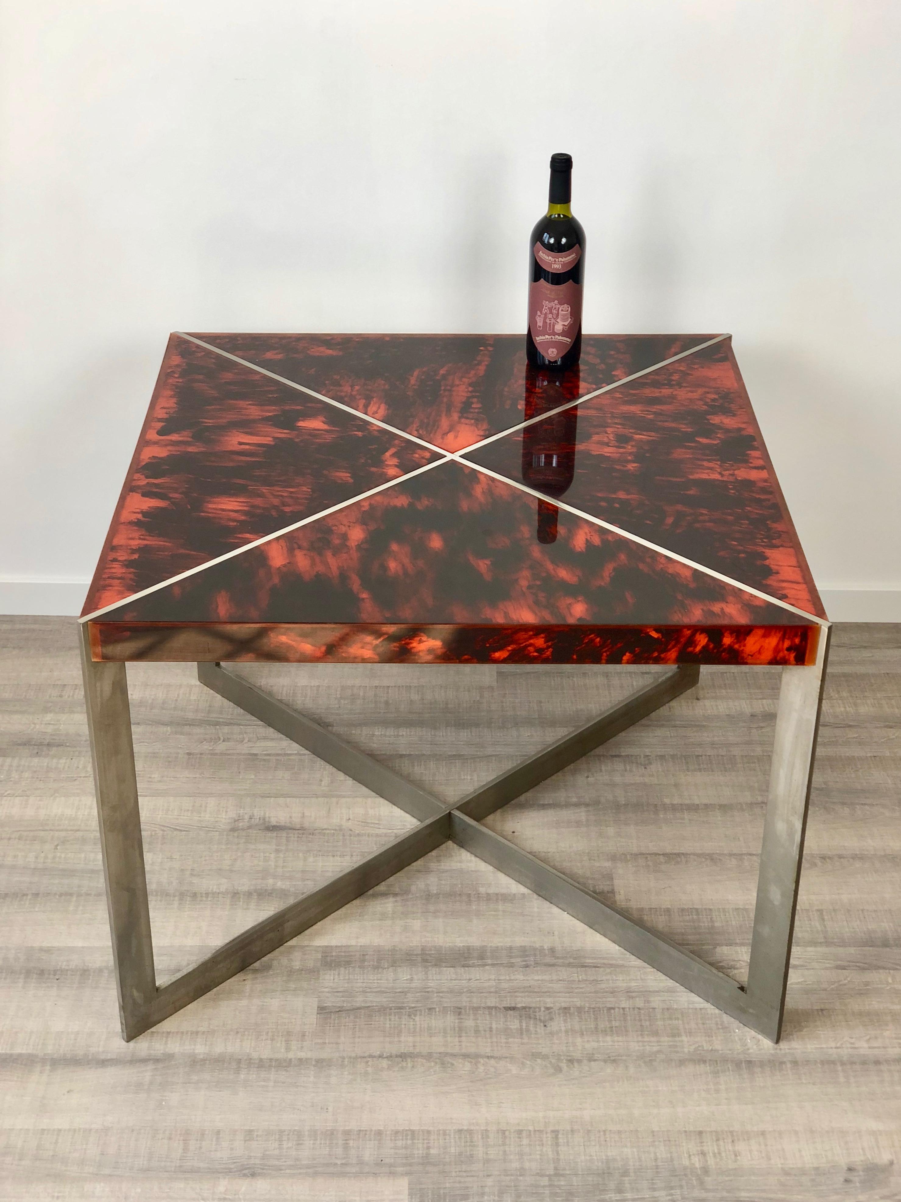 Quadratischer Tisch aus Schildpatt Lucite und Stahl Italien 1970er Jahre Kunst Schildpatt (Moderne der Mitte des Jahrhunderts) im Angebot