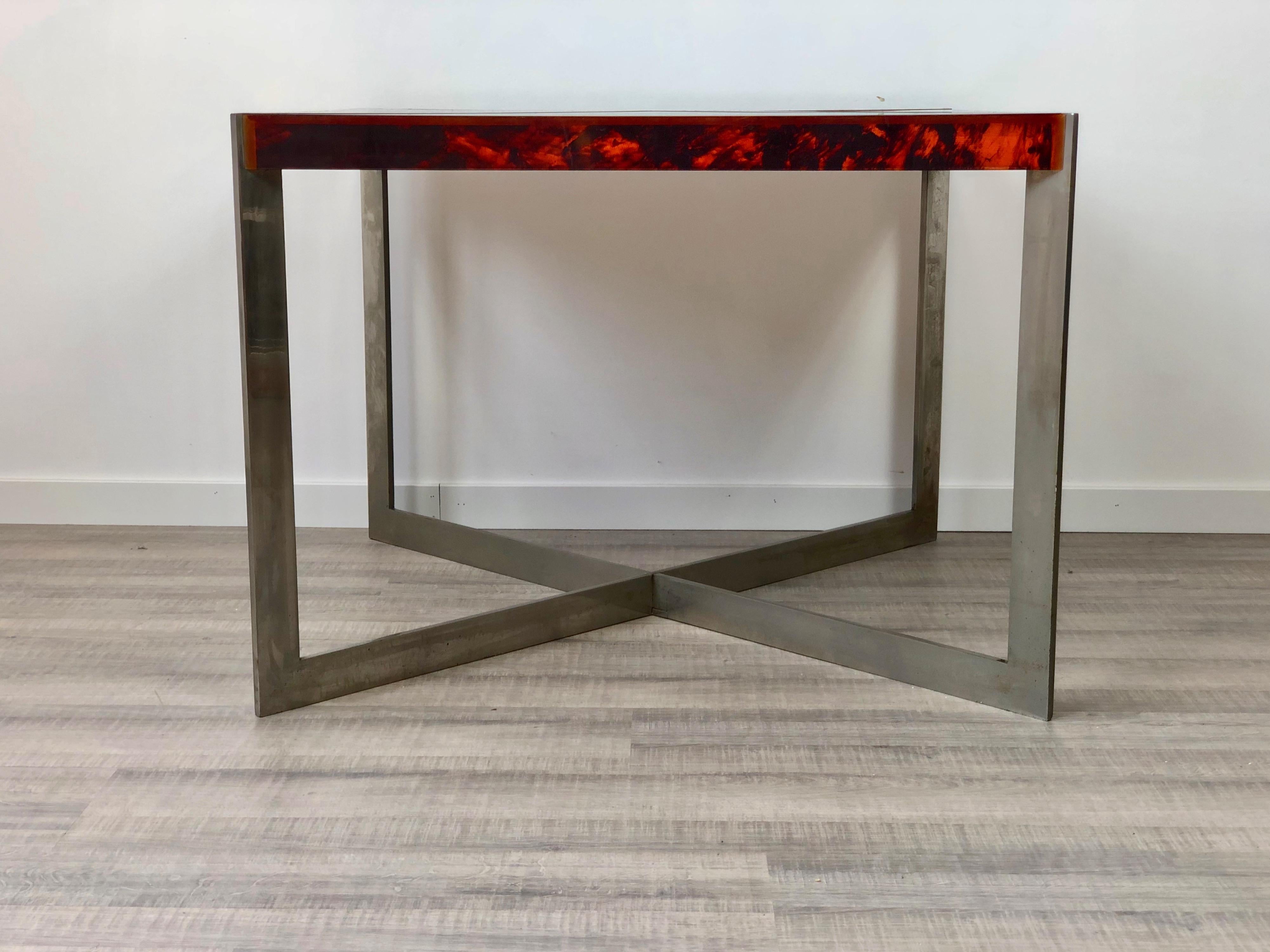 Quadratischer Tisch aus Schildpatt Lucite und Stahl Italien 1970er Jahre Kunst Schildpatt (Ende des 20. Jahrhunderts) im Angebot