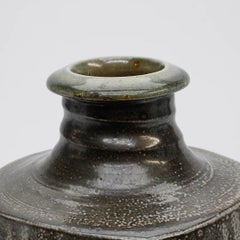 Quadratische Vase von Phil Rogers, einem bekannten walisischen Töpfer