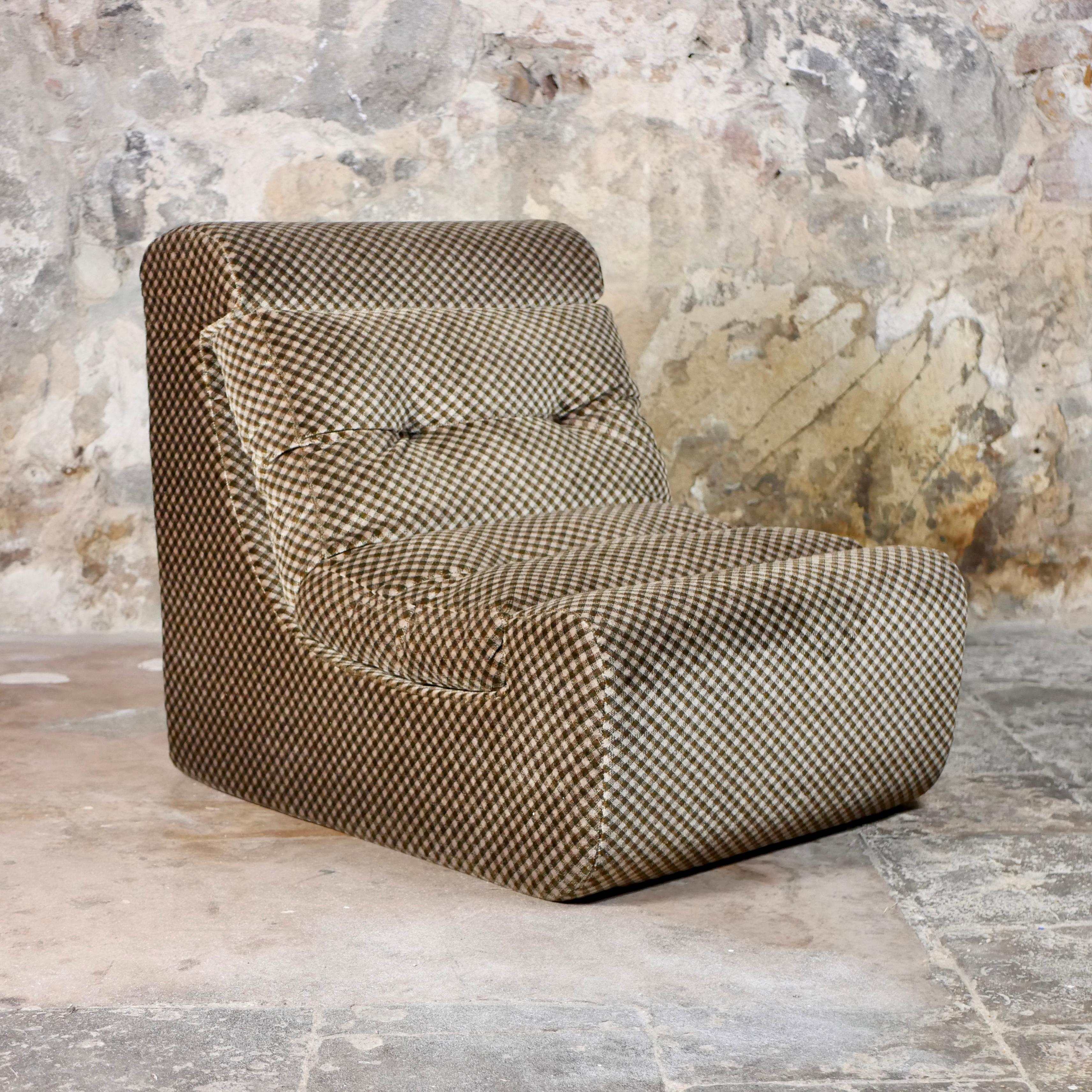 Squared velvet armchair from France, 1970s In Good Condition For Sale In Lyon, FR