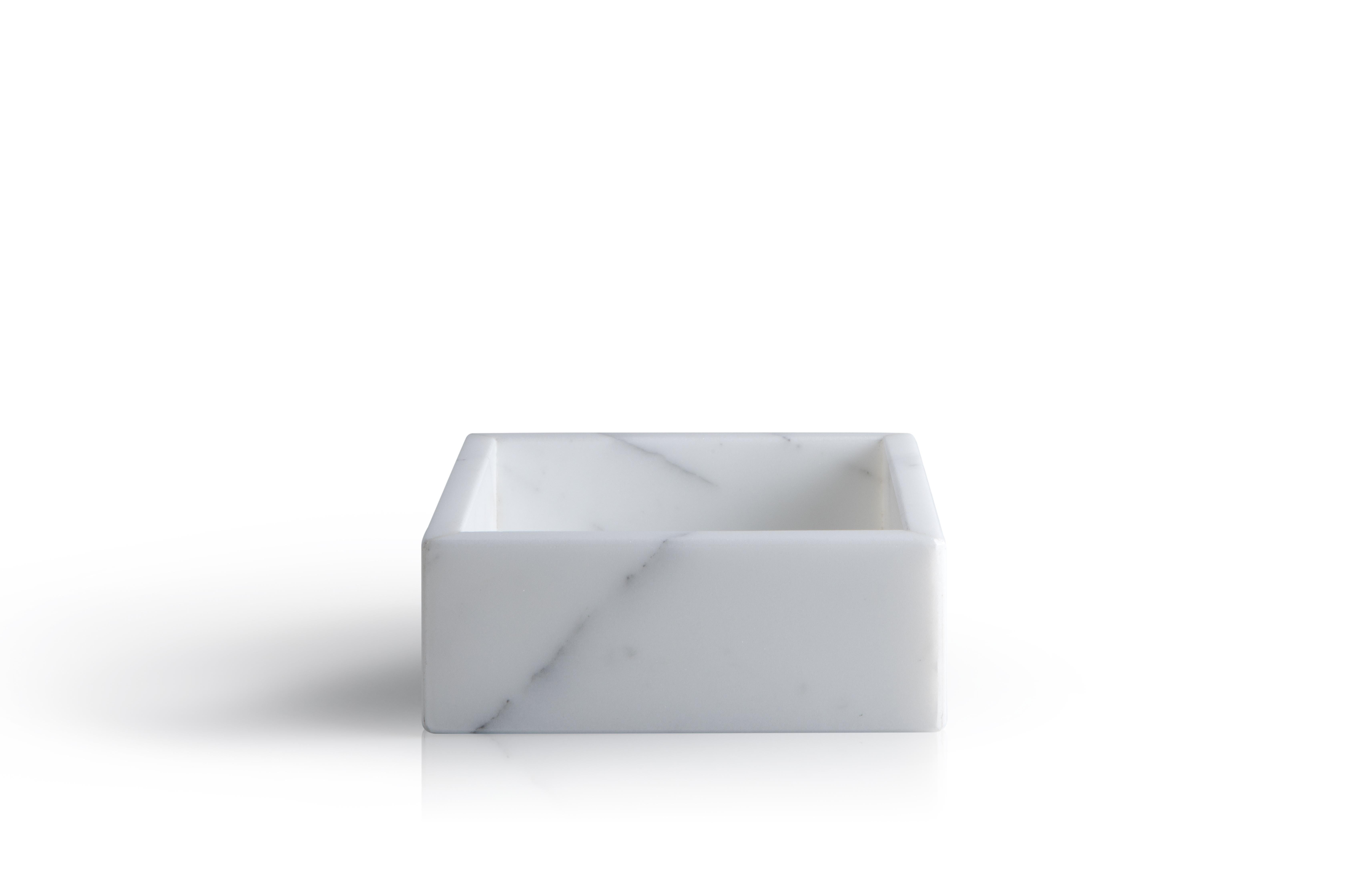 Squared white Carrara marble guest towel tray, ideal for spa, hotel, restaurant and private house bathrooms. It can be used also as a dresser valet or for the nice display of sweets and chocolates in the living-room or studio. Each piece is in a way