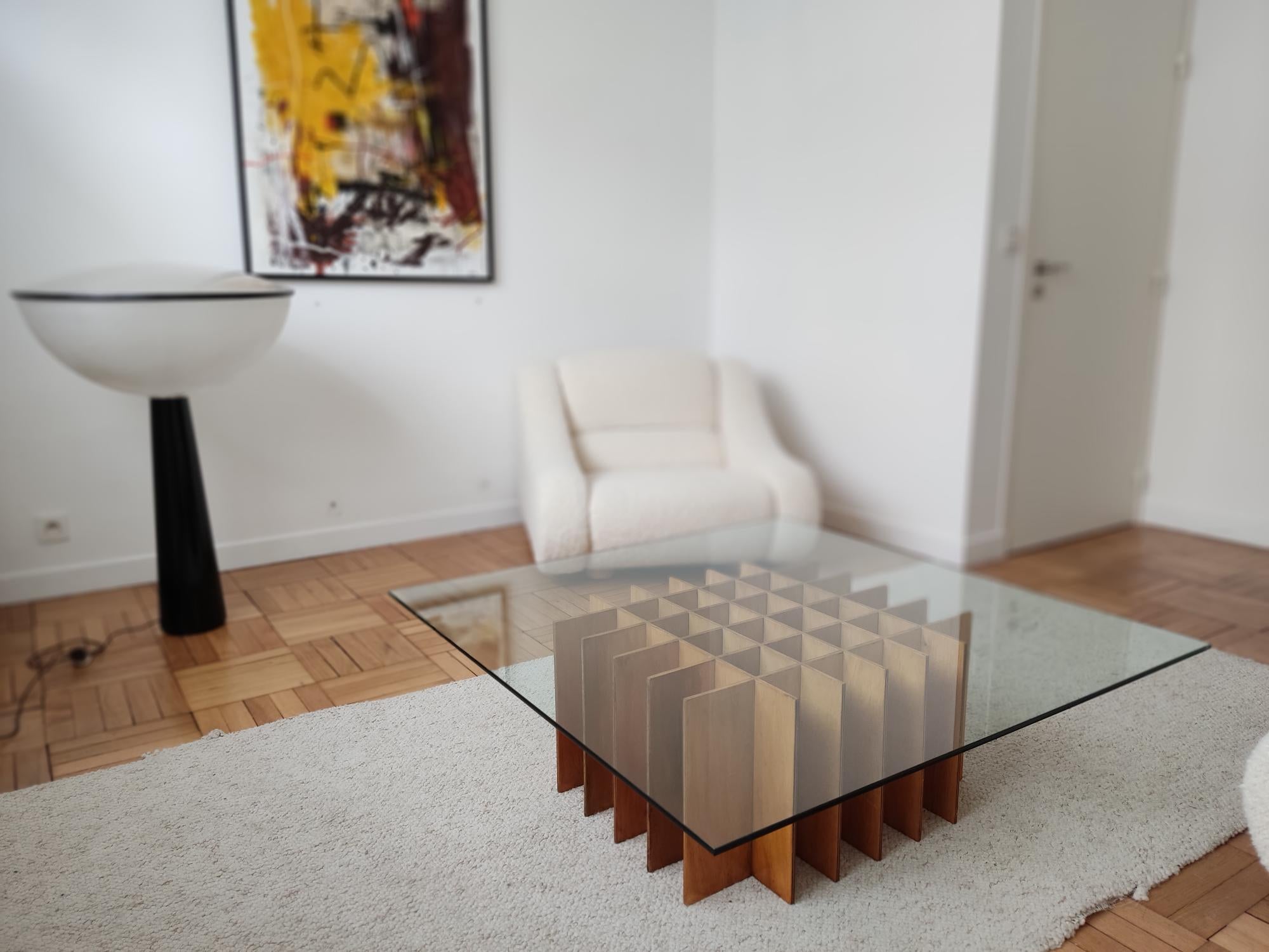 talian coffee table from the 1970s. Squared wooden leg on which rests a square glass top.
Handicraft work by unknown designer, slight traces of use consistent with age.
