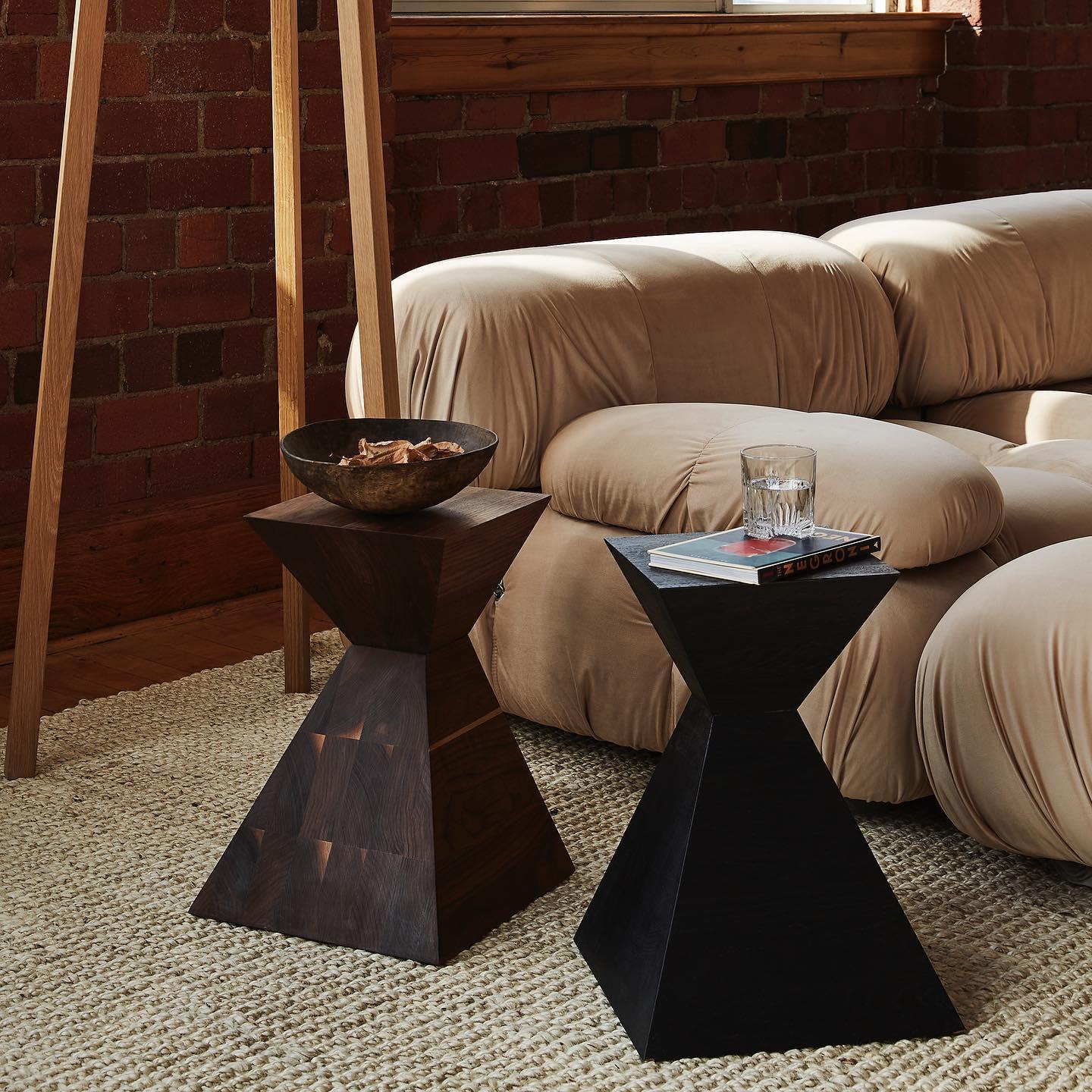 Taburete contemporáneo de madera maciza Squaretown by HOLLIS + MORRIS
2014
Dimensiones: 13