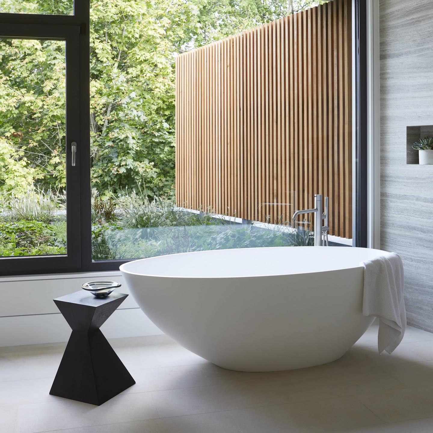 Taburete contemporáneo de madera maciza Squaretown by Hollis & Morris en Nuevo estado para la venta en Geneve, CH