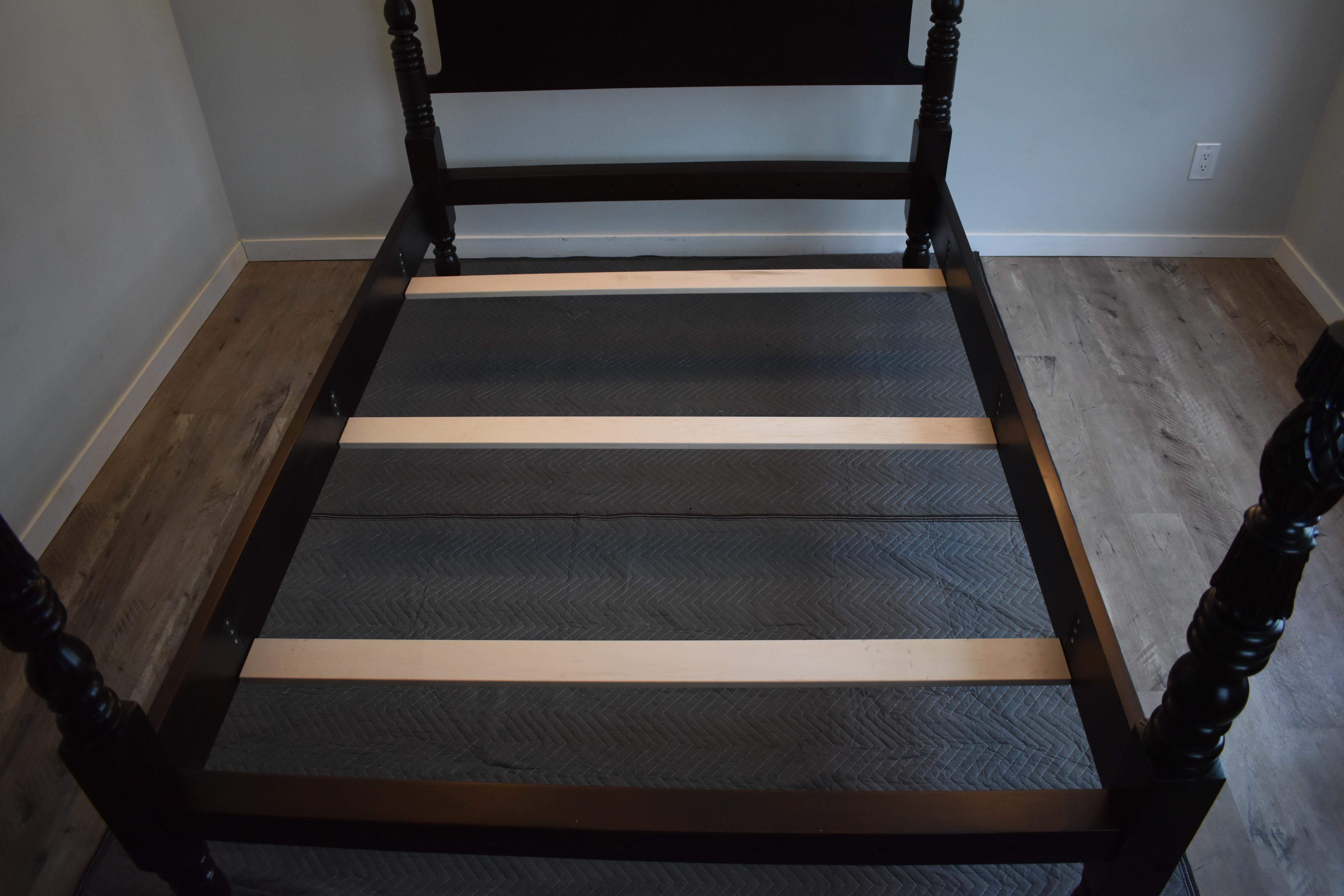 Turned Squash Ball Low Post Bed in Maple circa 1820 For Sale