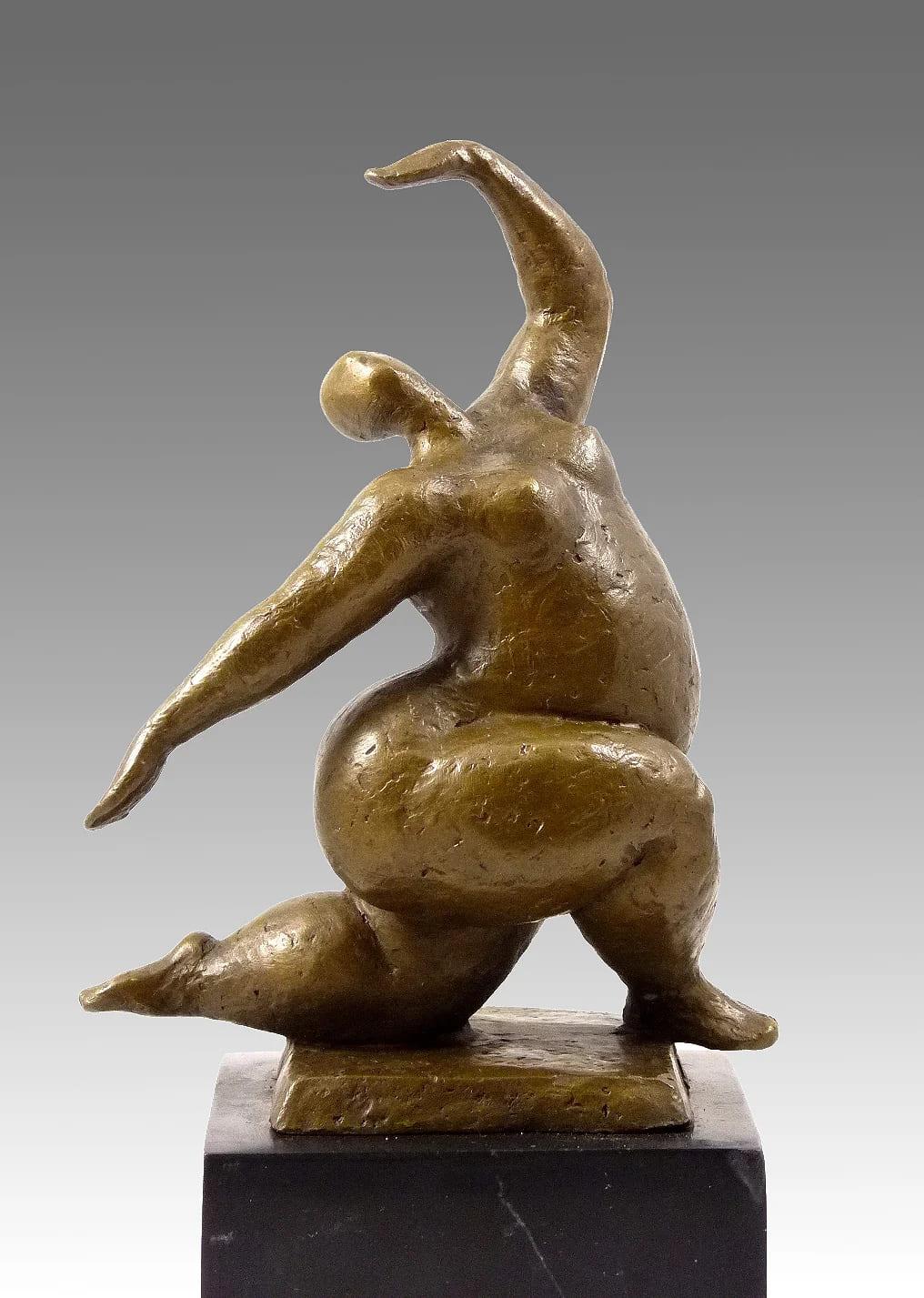 Arricchisci i tuoi interni con questa scultura in bronzo di una ballerina nuda accovacciata, simbolo di grazia, forza e armonia. Il corpo finemente modellato cattura un perfetto equilibrio tra tensione e leggerezza, mentre la calda patina del bronzo