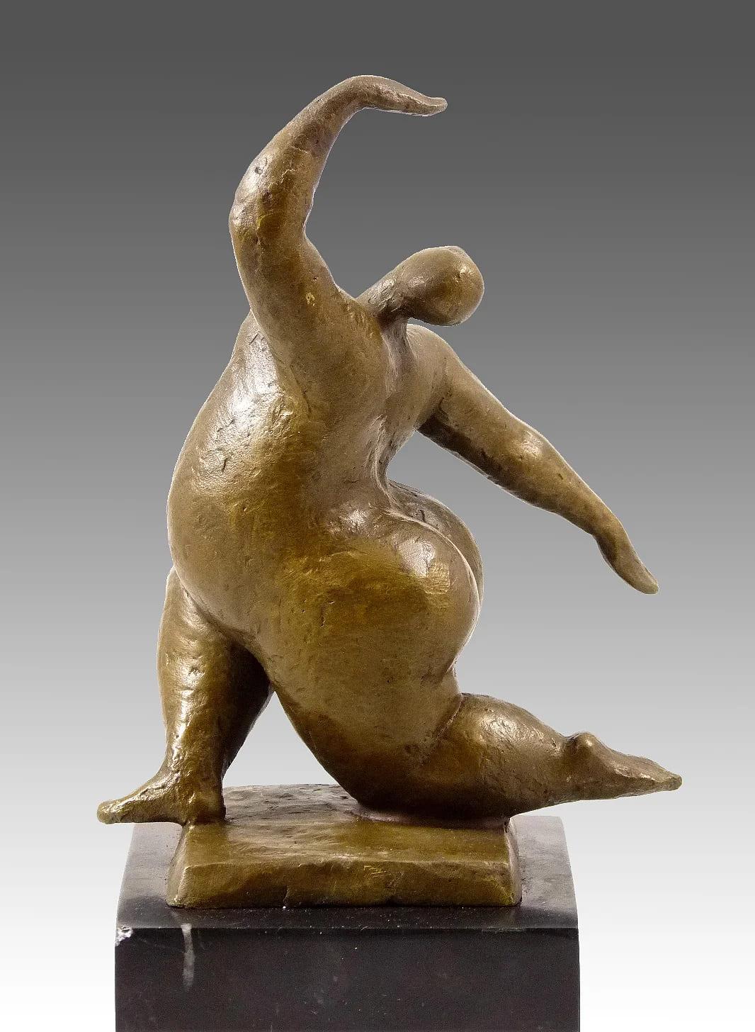 Patinato Danzatrice nuda accovacciata - Scultura in bronzo contemporanea, equilibrio e sensualità - in vendita