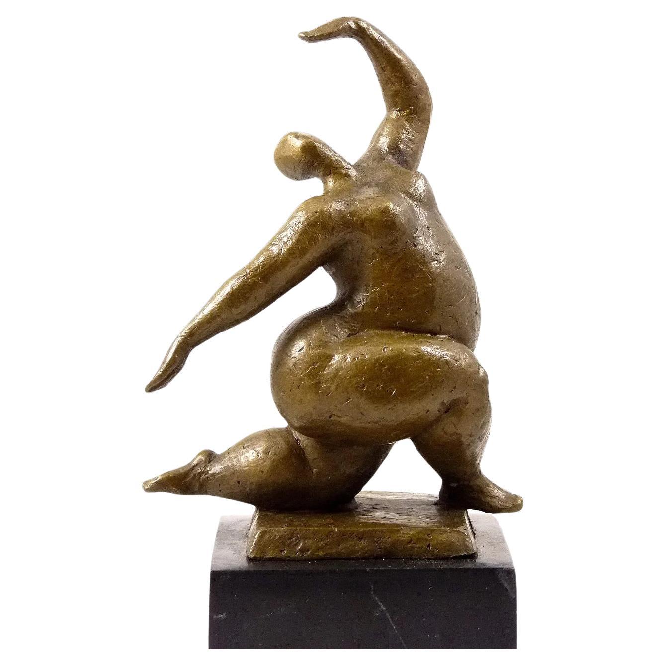 Danzatrice nuda accovacciata - Scultura in bronzo contemporanea, equilibrio e sensualità - in vendita