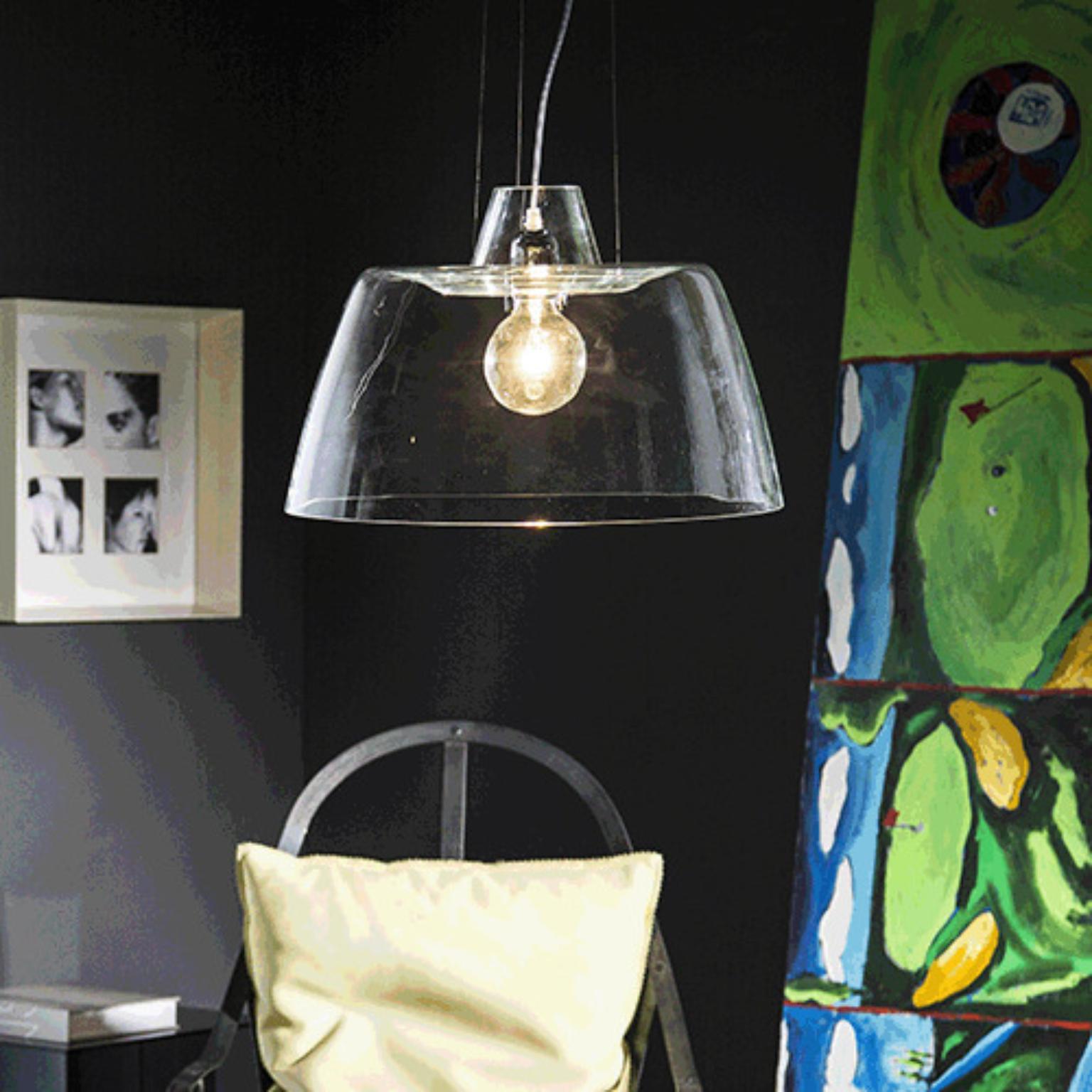 Lampada a sospensione Squeezer SQUSOM di Mazzega 1946
Dimensioni: D 47 x H 150 cm.
Materiali: Telaio: Cromo lucido. 
Diffusore: Cristallo trasparente.
Peso: 6,4 kg.

Le radici di Mazzega1946 affondano a Murano, terra di maestri vetrai che ancora