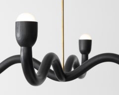 Lampadario “Squiggle” di Christopher Miano / Rovere carbonizzato e ebanizzato, scolpito a mano