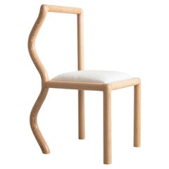 Silla de comedor «Squiggle», de Chris Miano, en roble rojo tallado a mano y bouclé