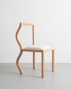 Silla de comedor «Squiggle», de Chris Miano, en roble rojo tallado a mano y bouclé