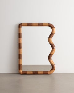 Specchio "Squiggle" di Christopher Miano / Mini, in legno scolpito di noce e quercia rossa