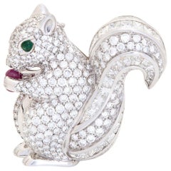 Broche écureuil diamantée sur or