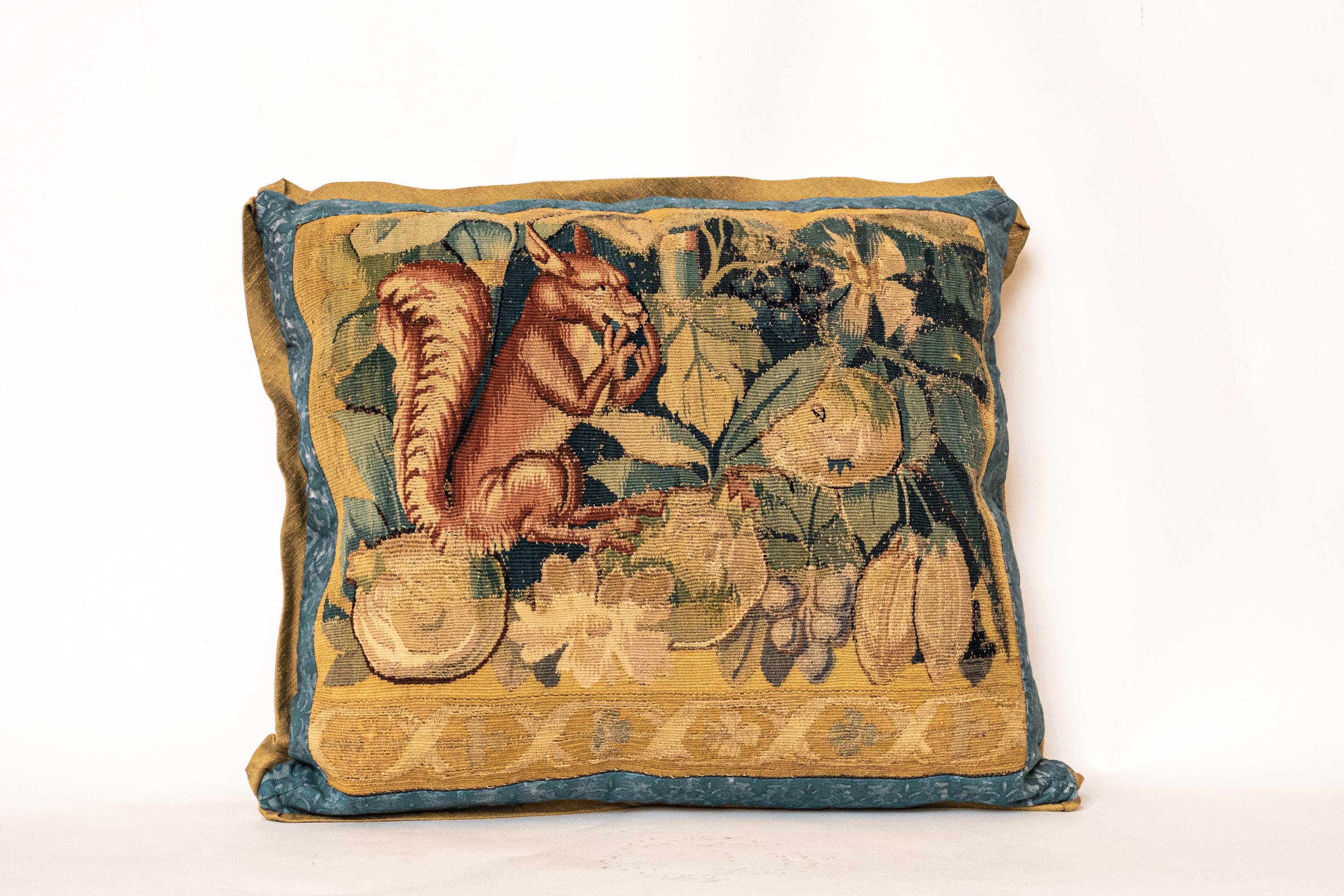 Ein antikes Textilkissen von Fortuny mit einer Brüsseler Tapisserie aus dem 17. Jahrhundert mit klassischen Motiven aus der Tierwelt. Kanten und Rückseiten aus Seide mit 50 Daunen/50 Federn gefüllt. Alle Verkäufe sind endgültig

