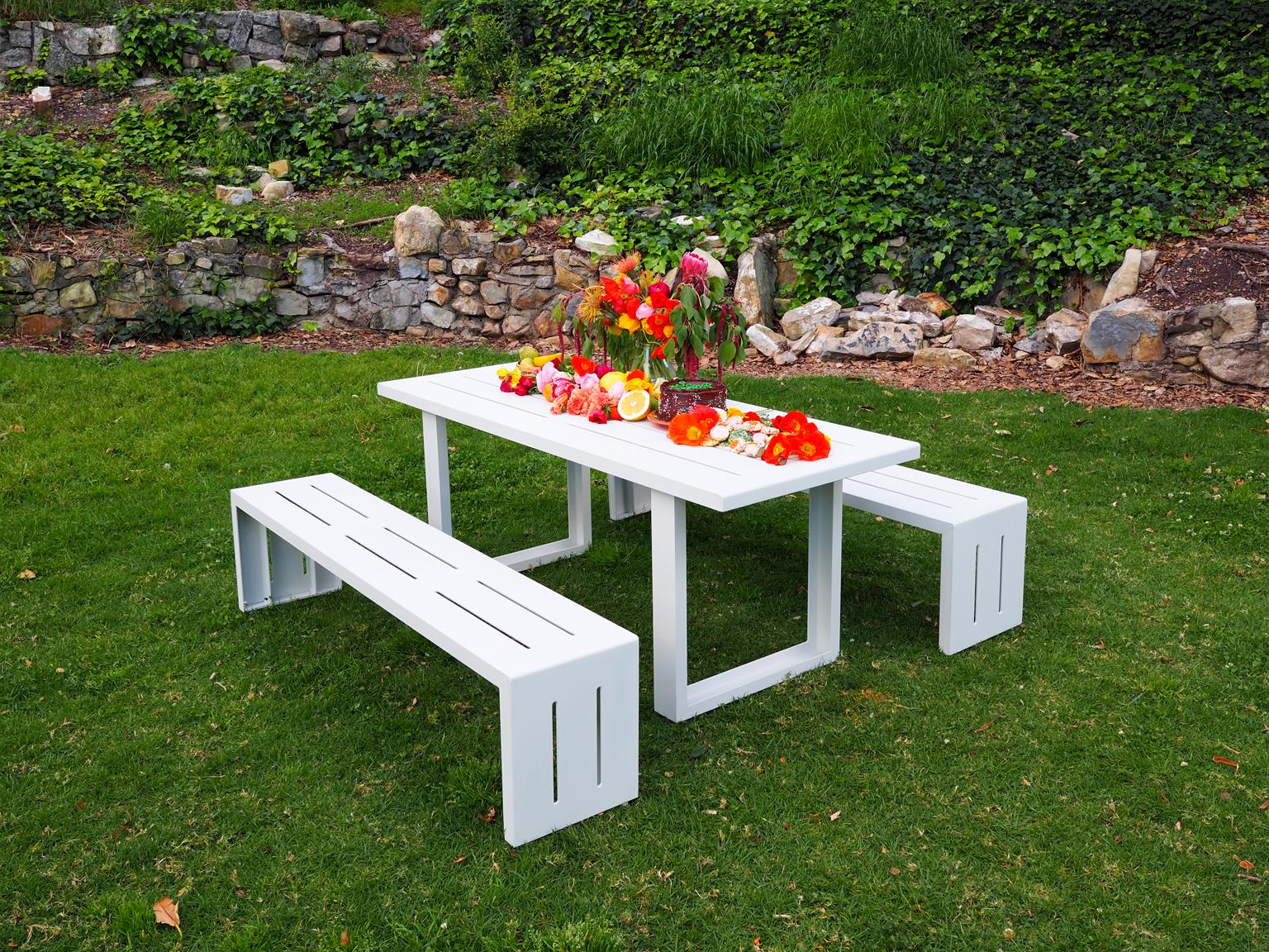 Contemporary Picnic Table / Dining Set - Aluminum In New Condition For Sale In San Pedro, CA