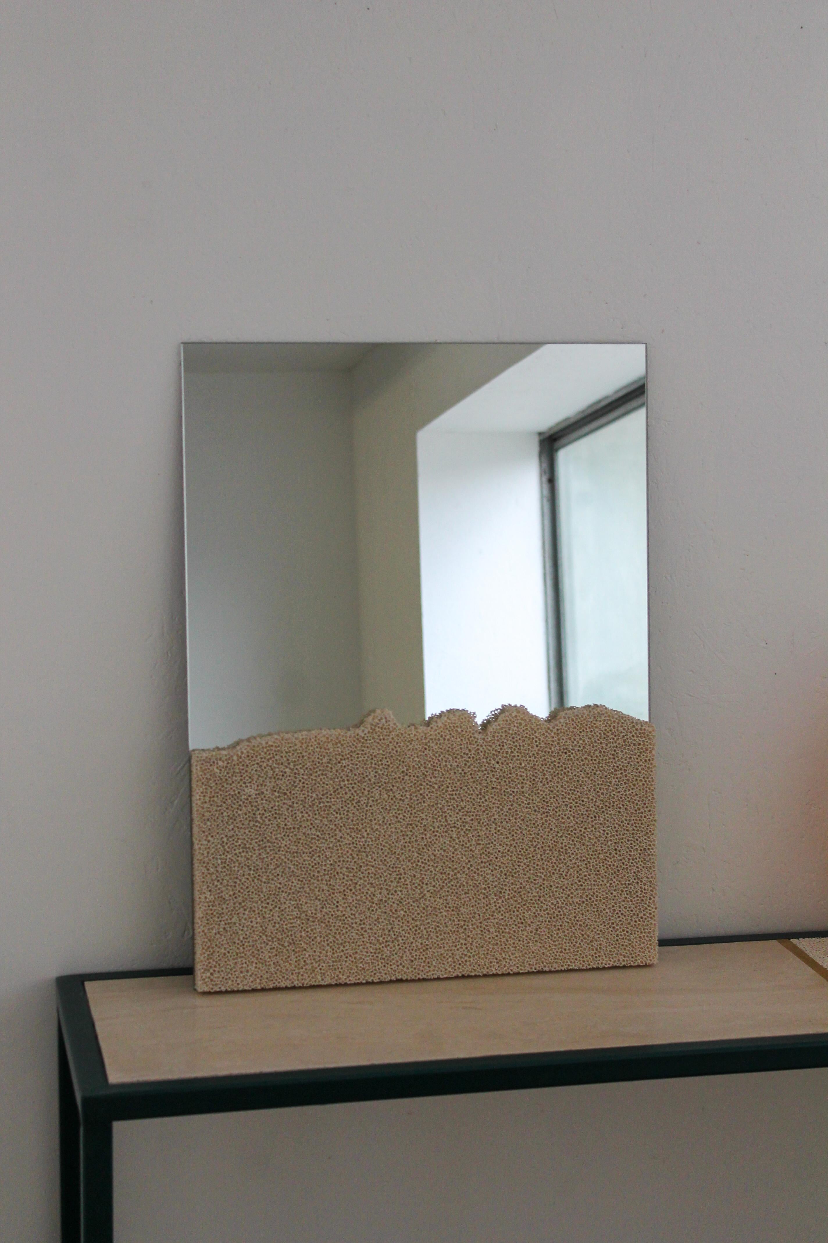 Le SR Mirror est un humble miroir que le designer Jordan Keaney a créé spécialement pour qu'il puisse être suspendu ou debout. Il présente sa signature en mousse de céramique sur le devant, transformant ces miroirs en sculptures fonctionnelles. La