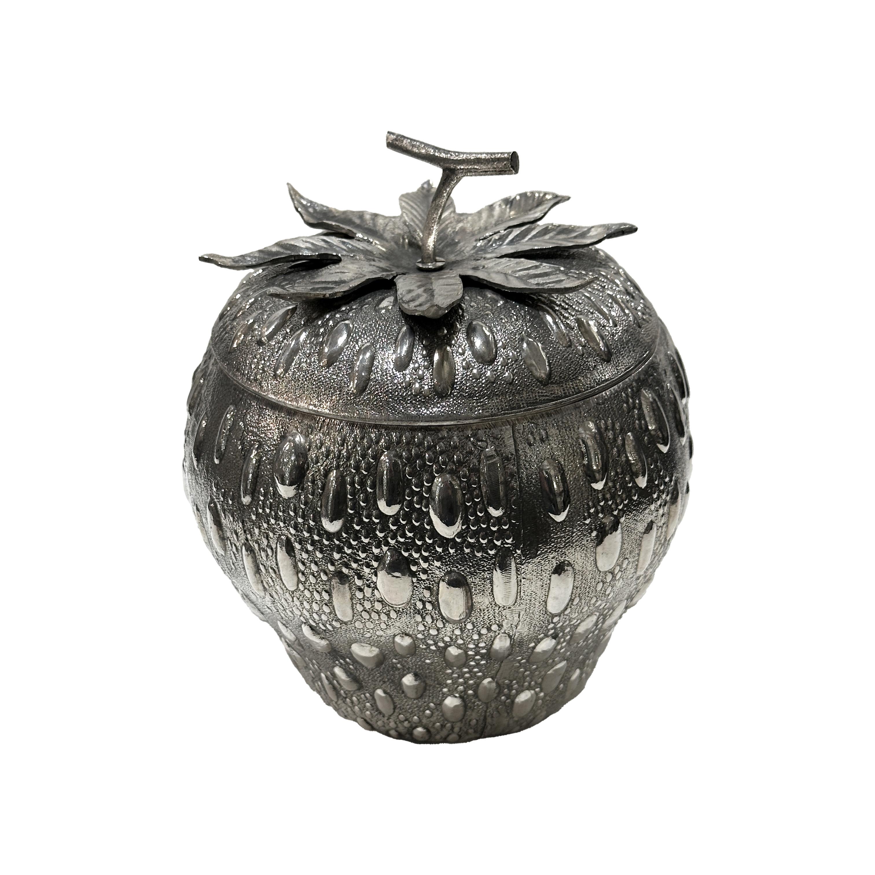 Strawberry-shaped ice bucket signed by Mauro Manetti, made in Italy between 1960 and 1970. A rare model in silvered cast aluminum with a stainless steel interior. The lid, adorned with leaves and a stem, faithfully reflects the volume and texture of